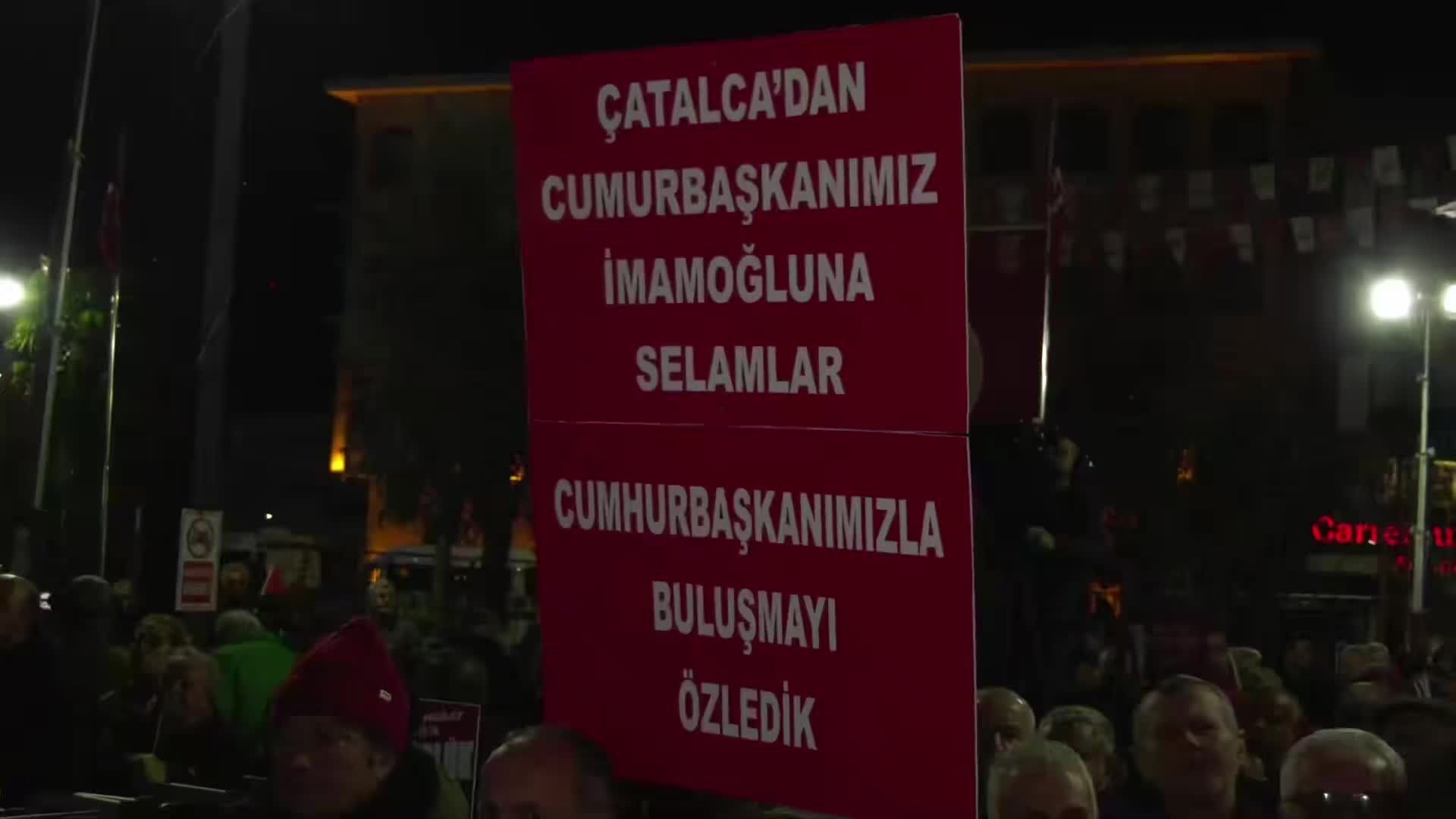 CHP'nin Çatalca mitinginde yurttaşlardan İmamoğlu'na destek mesajı: Ekrem Başkan hukuksuz bir şekilde içeride tutuluyor, haksızlıklara ses çıkarmak için buradayız