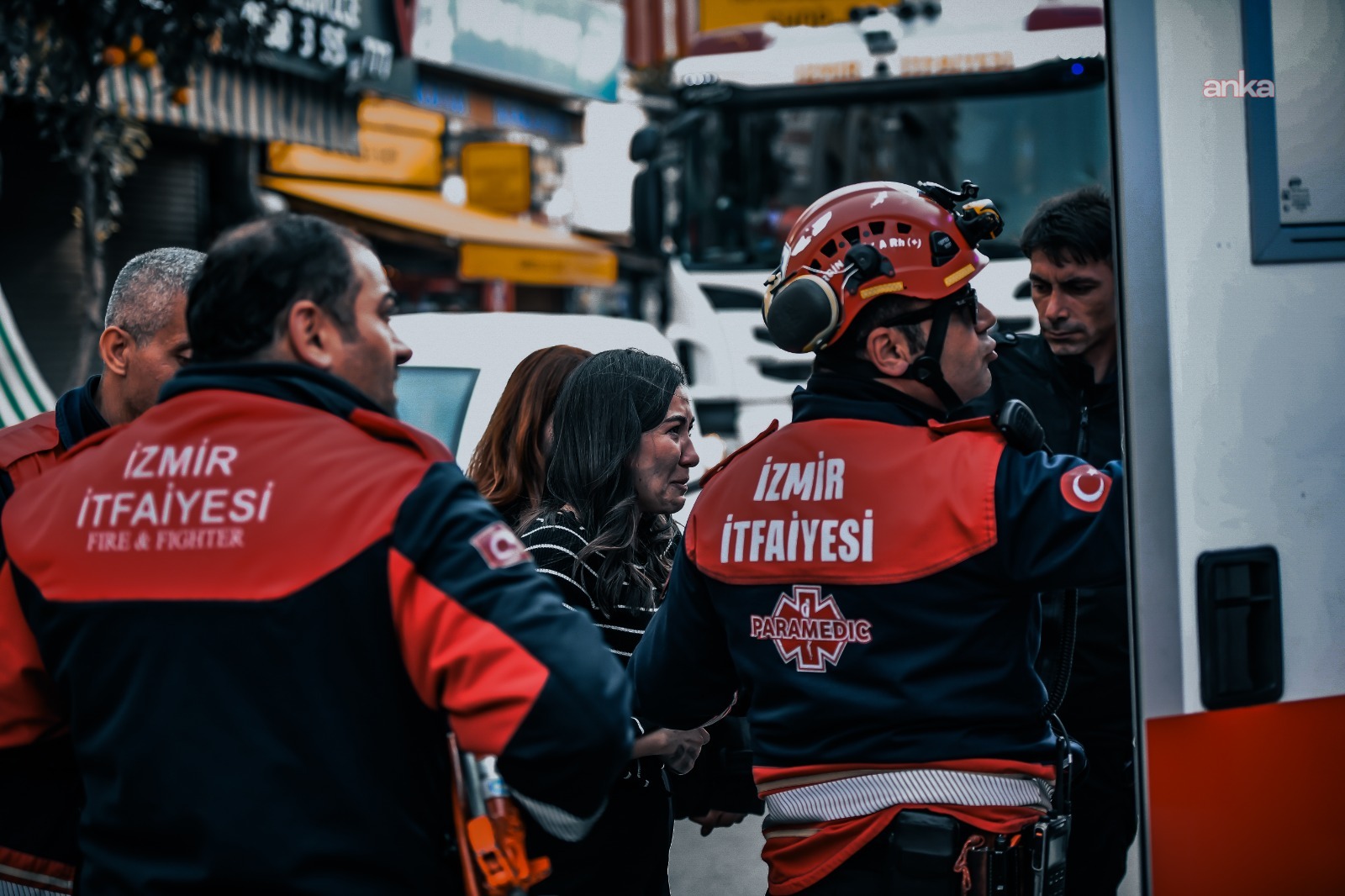 Bornova'da iş hanında çıkan yangında itfaiye 12 kişiyi kurtardı