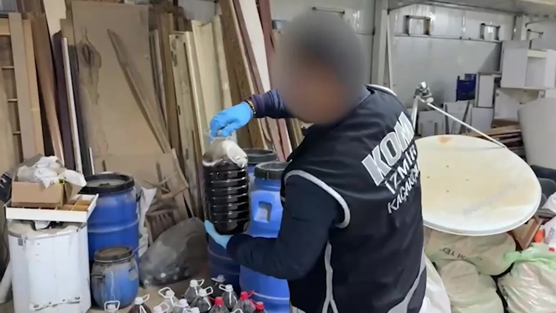 İzmir’de yılbaşı öncesi sahte içki ve kaçak ürün operasyonu: Tonlarca etil alkol ve binlerce kaçak ürün ele geçirildi