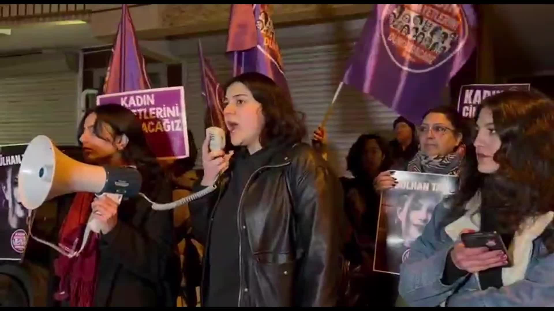 Ankara'da kadınlardan Gülhan Taş'ın öldürüldüğü evin önünde eylem: "Türkiye’de kadınların en temel hakkı olan yaşam hakkı bile devletin ihmaliyle ellerinden alınıyor"