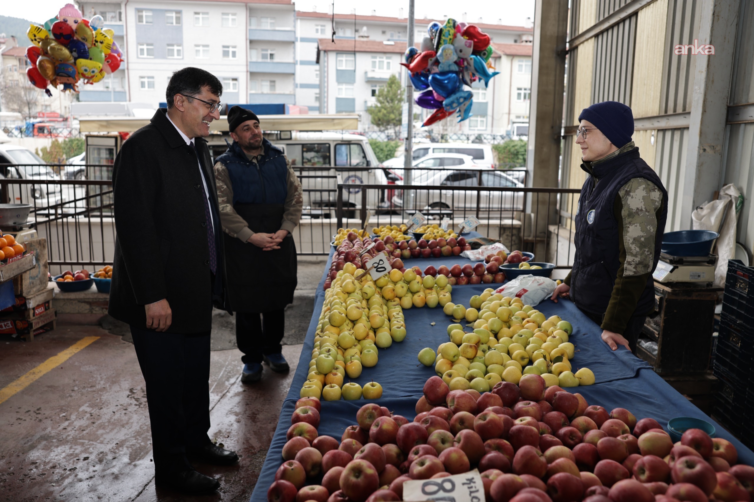 Kütahya Belediye Başkanı Kahveci'den Fatih Mahallesi Semt Pazarı’na ziyaret