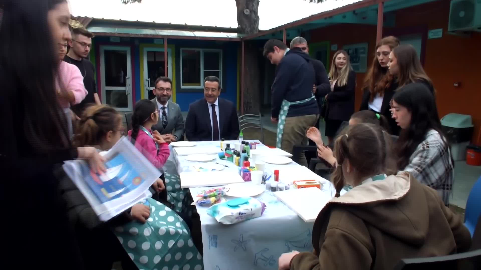Burhaniye'de üniversiteli öğrenciler özel öğrencilerle birlikte boyama ve resim çalışması yaptı