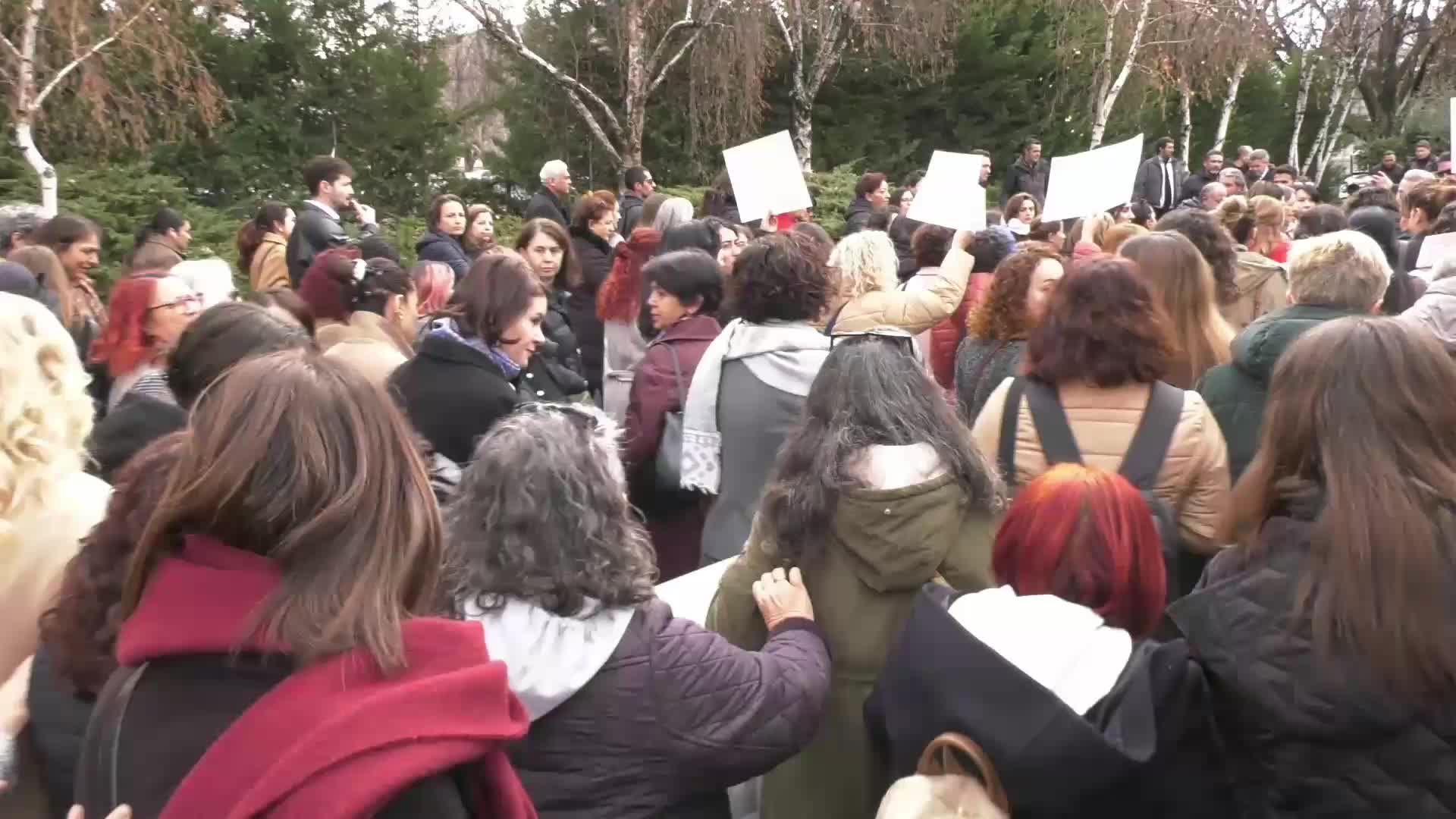 Meclis önünde cinsel istismar protestosu... Açıklamaya önce izin verilmedi, ardından polis barikatı aşıldı