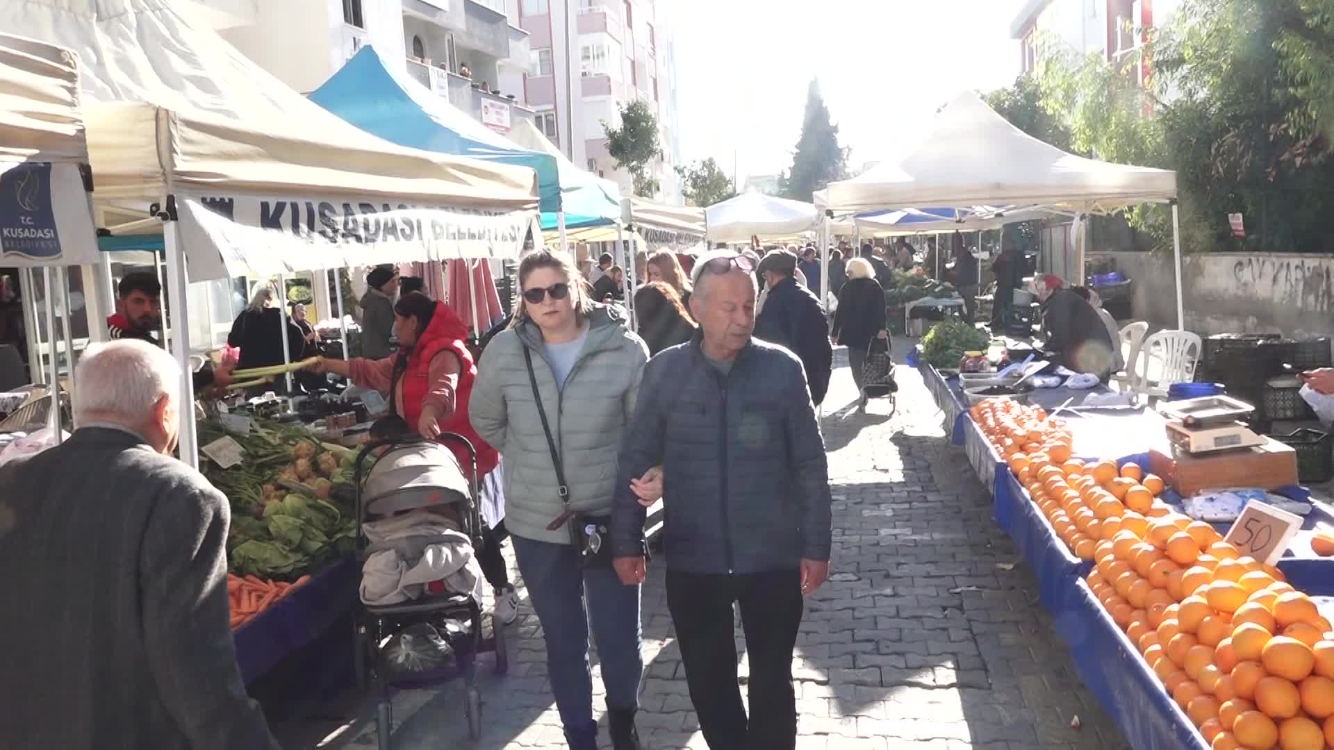 Kuşadası'nda yerel üretici pazarı mevsimlik ürünlerle renklendi
