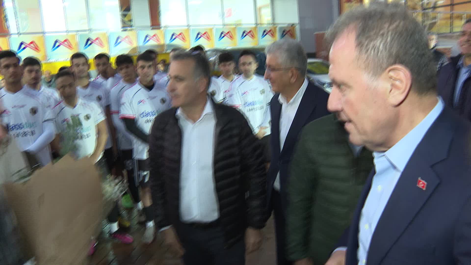 Mersin Büyükşehir Belediye Başkanı Seçer, Birimler Arası Futbol Turnuvası'nın açılış vuruşunu yaptı