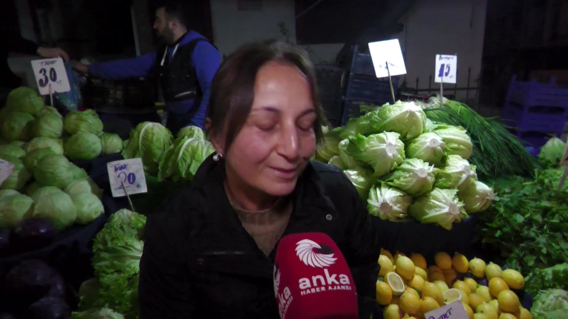 İkitelli akşam pazarında asgari ücret ve en düşük emekli maaşı isyanı: Açız aç! Doymuyoruz! Kader utansın, baştakiler utansın!