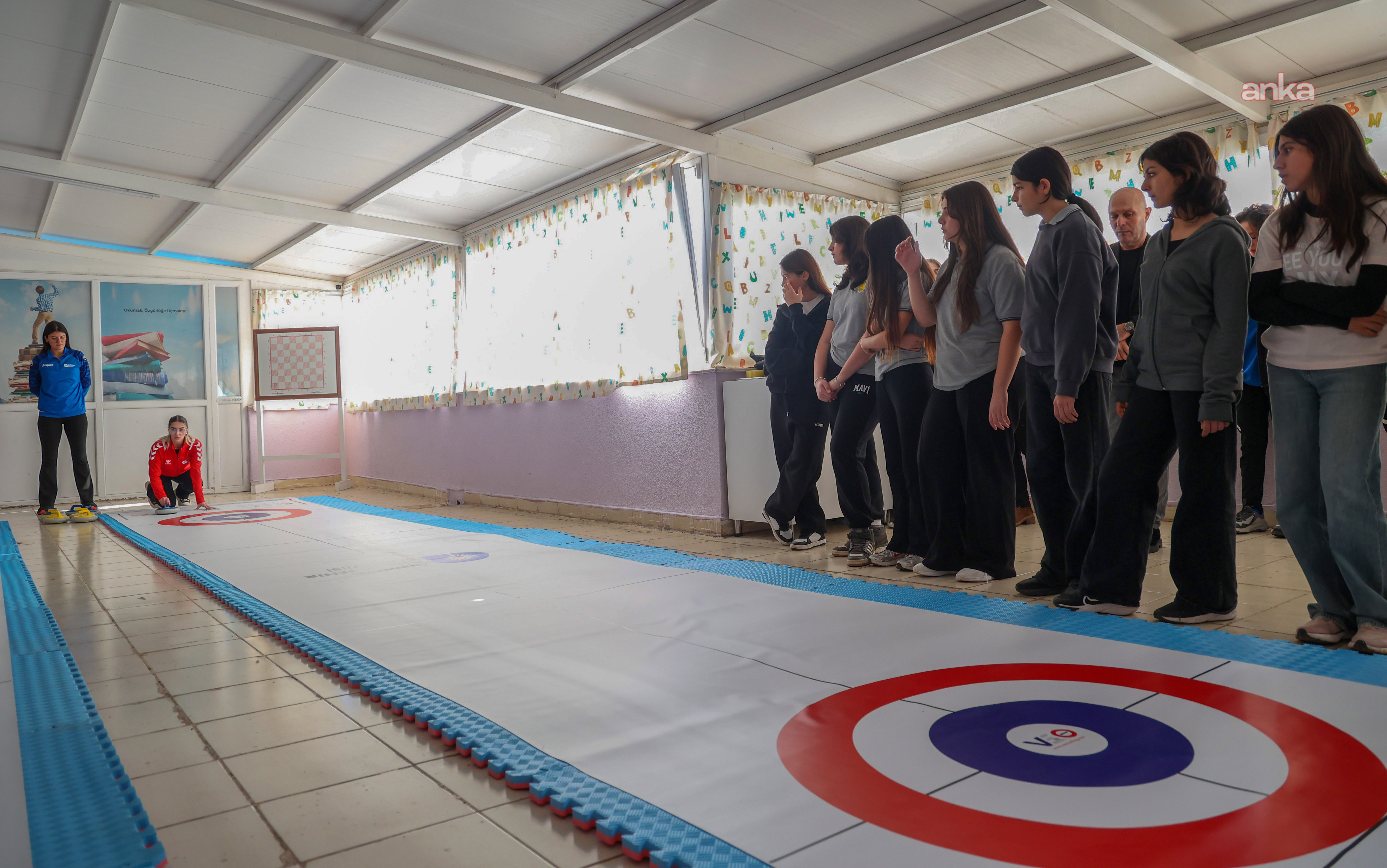 Antalyalı kız çocukları 'floor curling' sporu ile adını duyurmaya hazırlanıyor