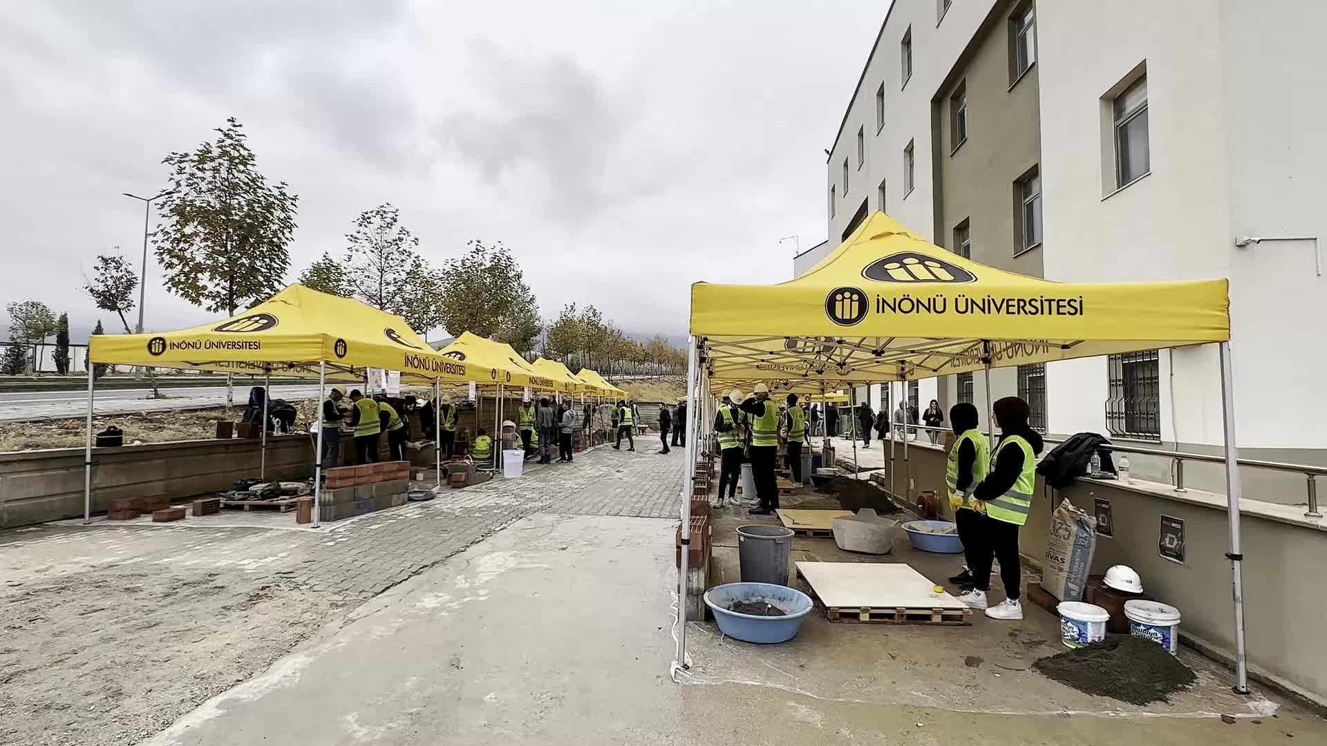 Malatya'da inşaat mühendisliği öğrencileri duvar örme yarışmasında hünerlerini sergiledi