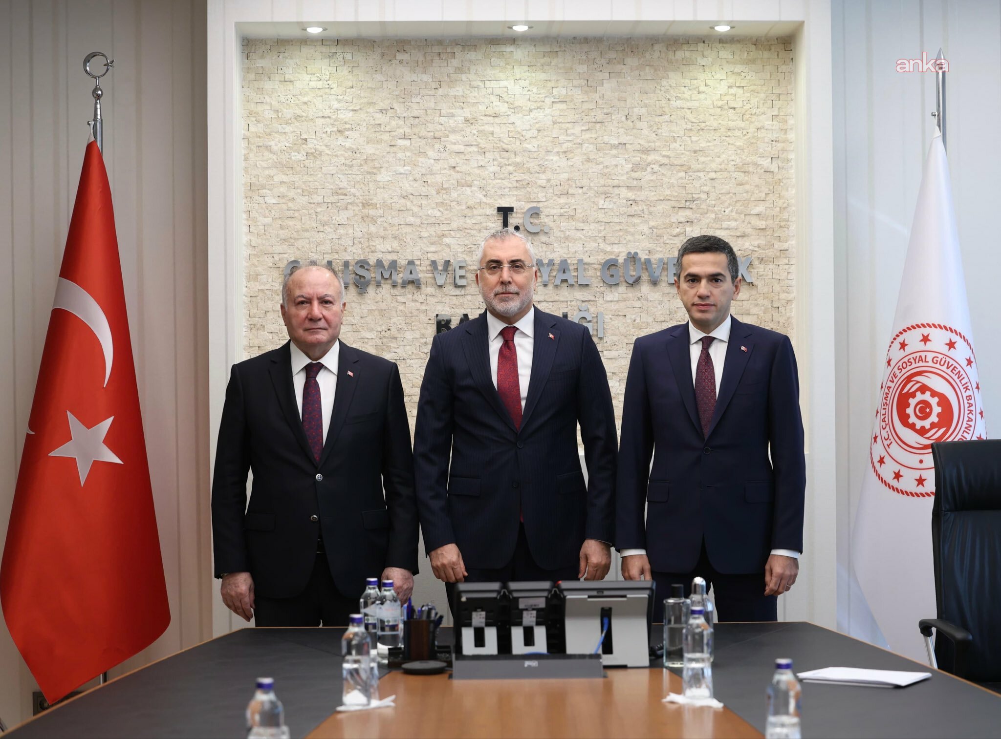 Vedat Işıkhan: "Çalışanlarımızın gelirlerini koruyacak, istihdamı ve makroekonomik dengeleri gözetecek bir anlayışla çalışmalar yürütülecektir"