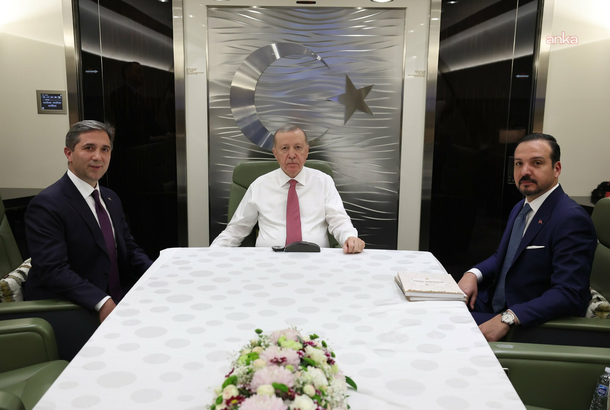 Cumhurbaşkanı Erdoğan, Türkmenistan dönüşü Kürşad Zorlu ve Zafer Sırakaya ile dış gündemi değerlendirdi