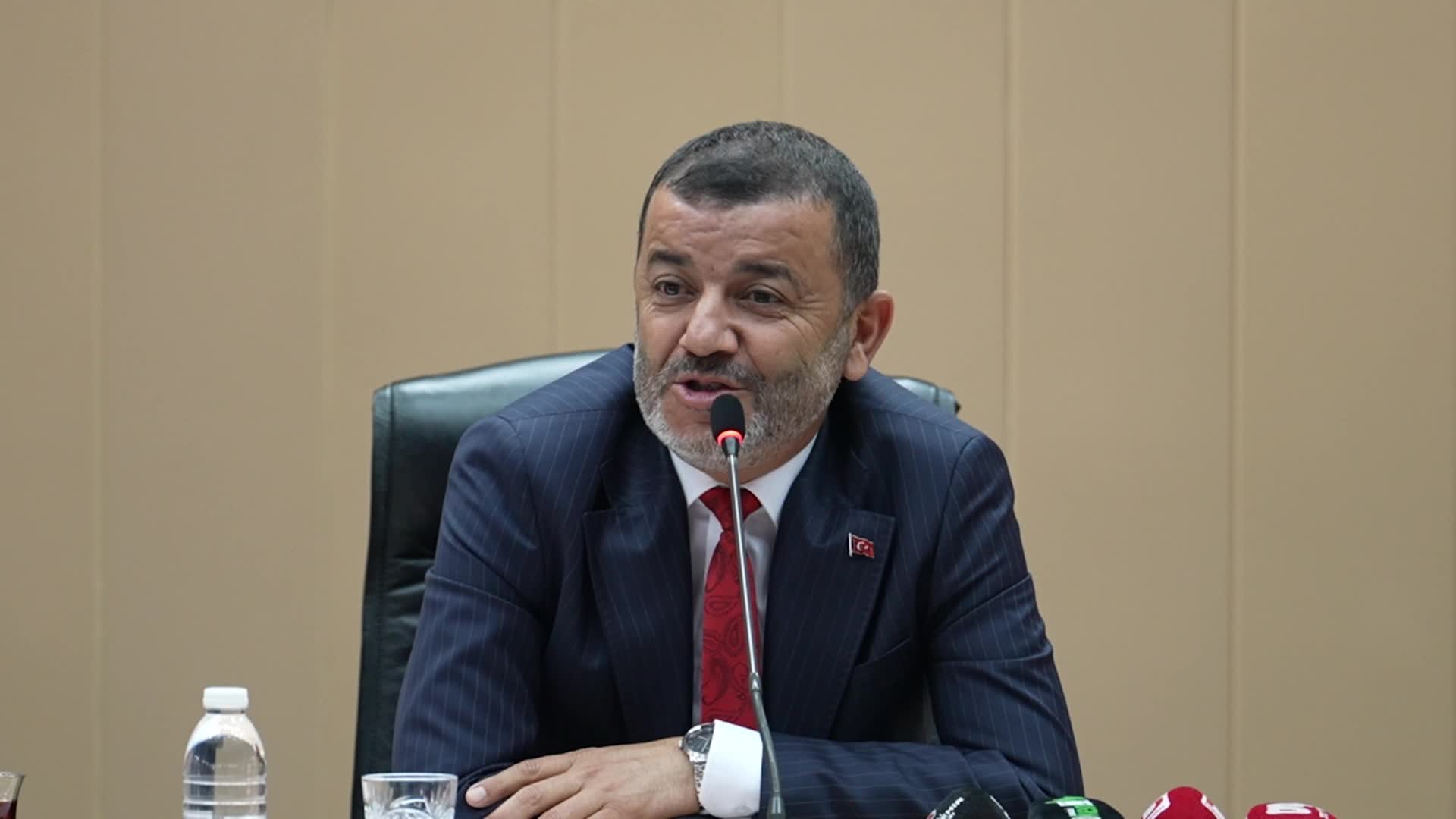 Denizli Büyükşehir Belediye Başkanı Çavuşoğlu'ndan AK Partili Meclis üyesine: "22 yılın sonunda insanlar sosyal yardım kapılarında duruyorsa ben olsam utanırım"