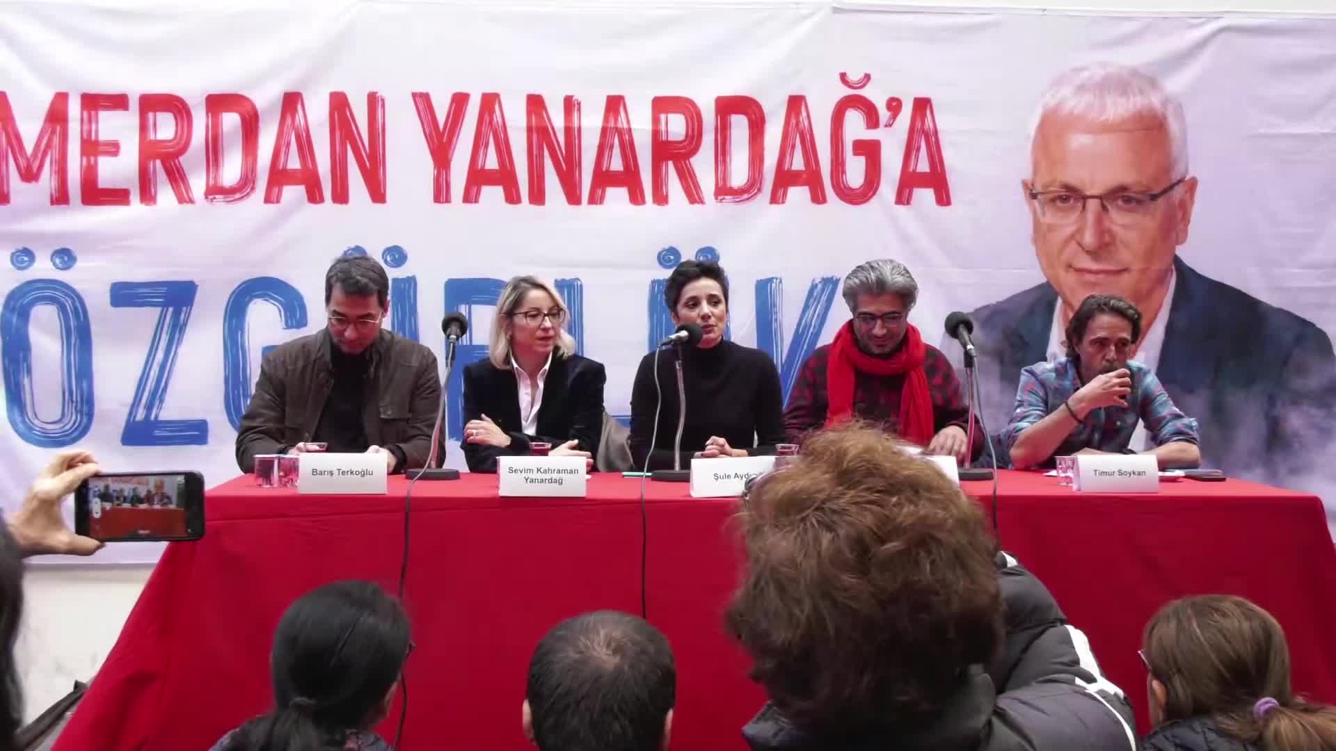 Dayanışma için kitabını imzaladılar... Timur Soykan: Merdan Yanardağ'a casusluk iftirasını atanlar 6. Filo'nun önünde secde edenlerdir