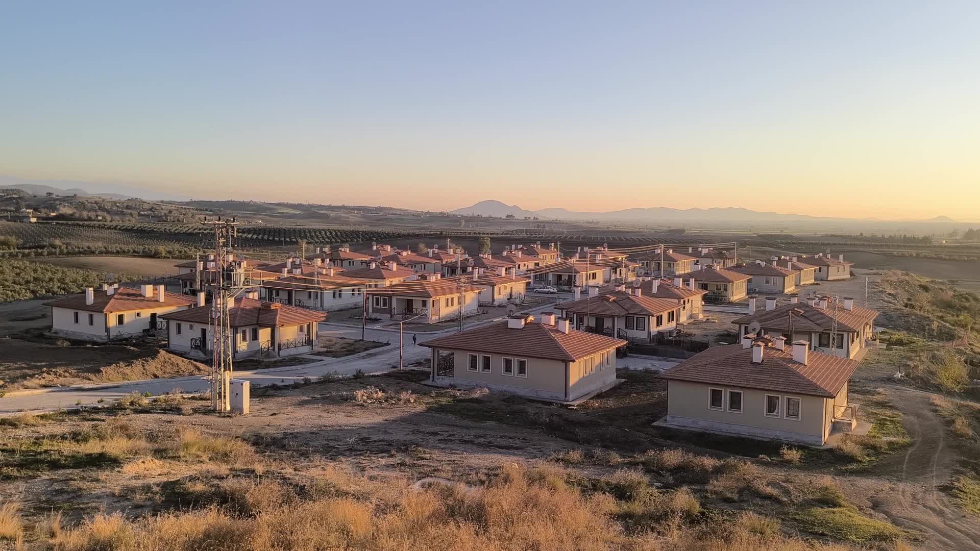 Osmaniye’da deprem konutlarında yaşayan vatandaşlar: Foseptik çukuru doldu. Kokudan duramıyoruz, devletimizin bir çözüm üretmesini bekliyoruz