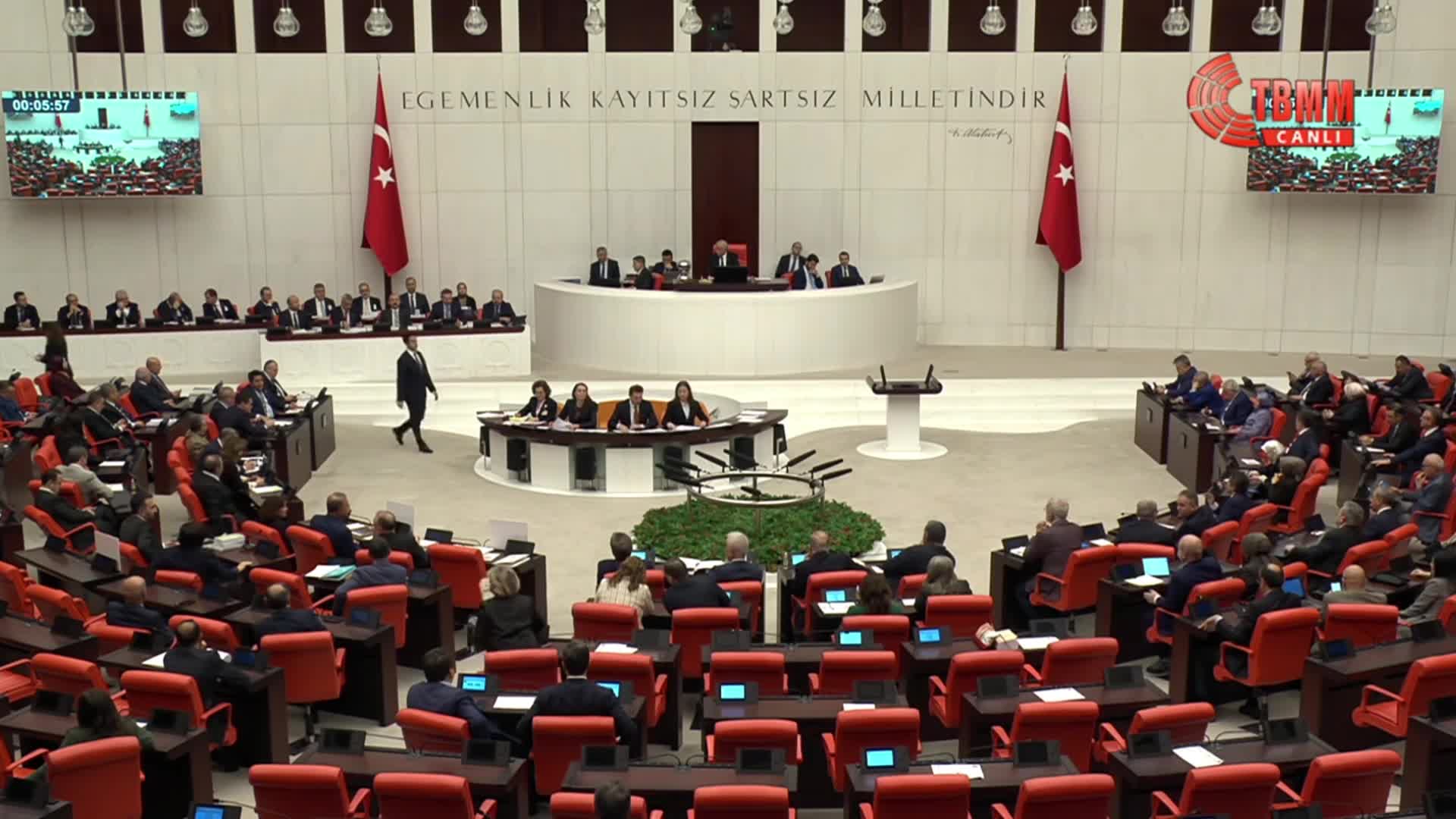 TBMM Genel Kurulu'nda muhalefet milletvekillerinden Bakan Bayraktar'a tepki... CHP'li Emir: Yerden köstebek bile çıksa AKP'nin çıkartmasına karşıyız
