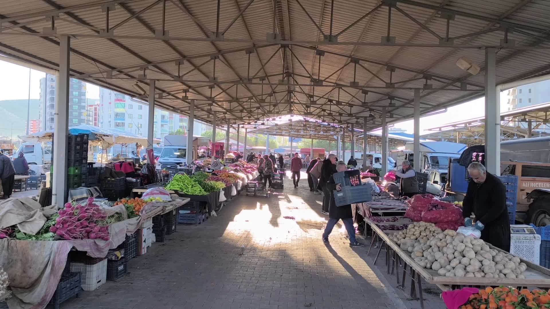 Kozan'da emekliler semt pazarında çalışıyor