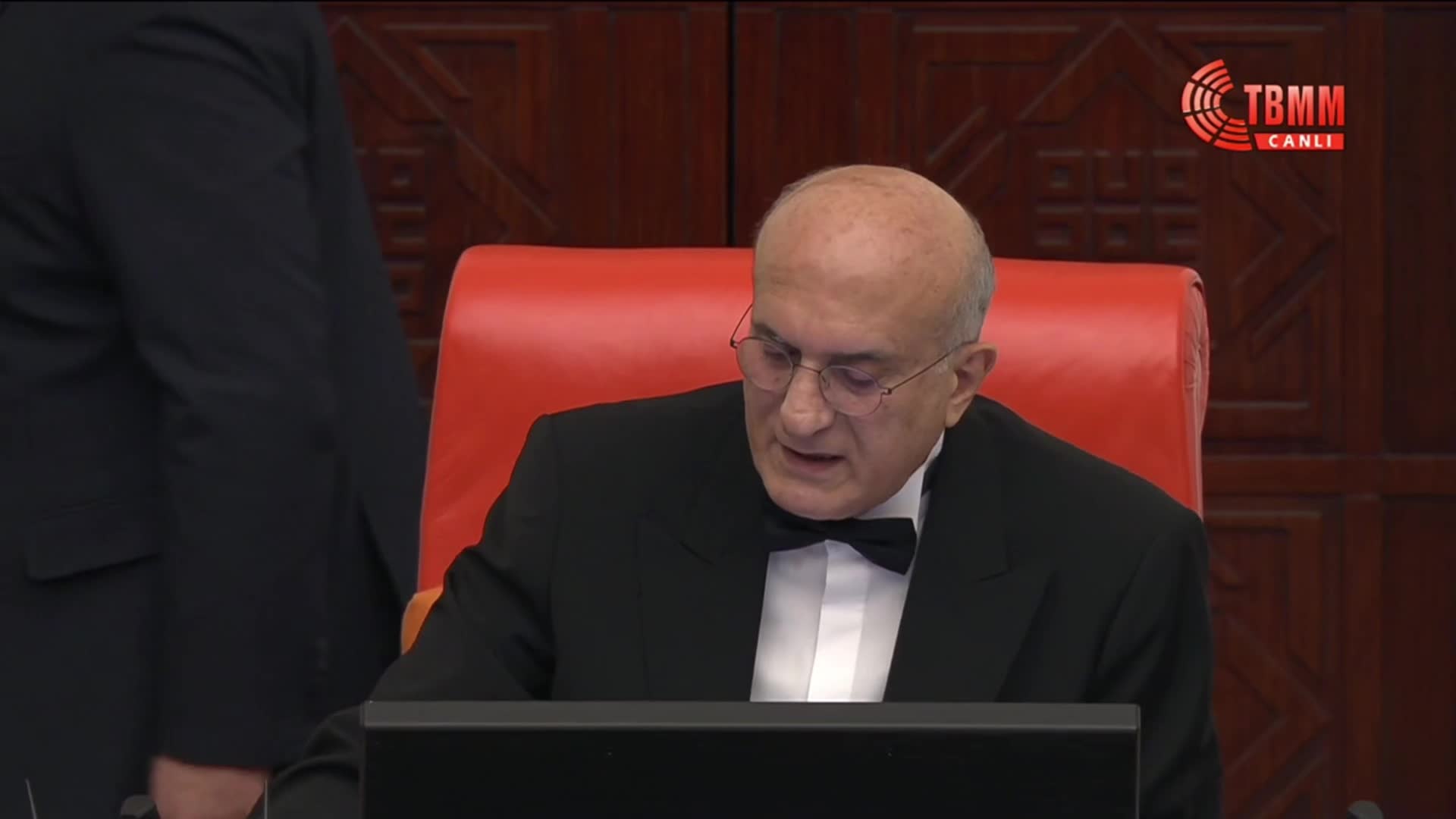 2026 bütçesi TBMM Genel Kurulu’nda… Yeni Yol Partisi İstanbul Milletvekili Esen: "Staj için geldikleri Meclis’te kız çocuklarının nasıl tacize uğradığını, staj yaparken gencecik evlatlarımızın niye öldüğünü sormak zorundayız"