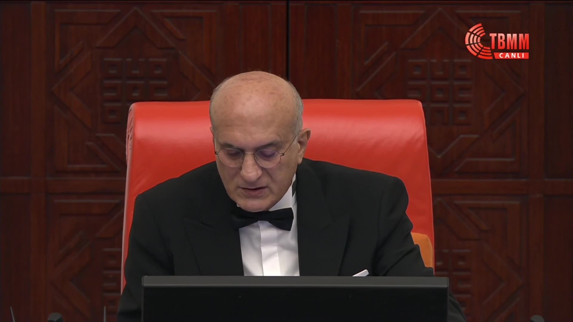 2026 bütçesi TBMM Genel Kurulu’nda… İYİ Partili Türkoğlu: "Türkiye’de sistemin adı ‘paran varsa oku’ sistemidir"