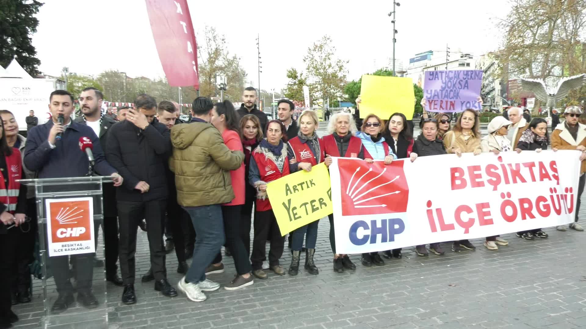 Öğrencilerin sorunları Beşiktaş Meydanı'nda dile getirildi, polis yatağın meydana konulmasını kamu düzenini bozacağı gerekçesiyle engelledi: “Geçinemiyor, barınamıyor, okuyamıyoruz"