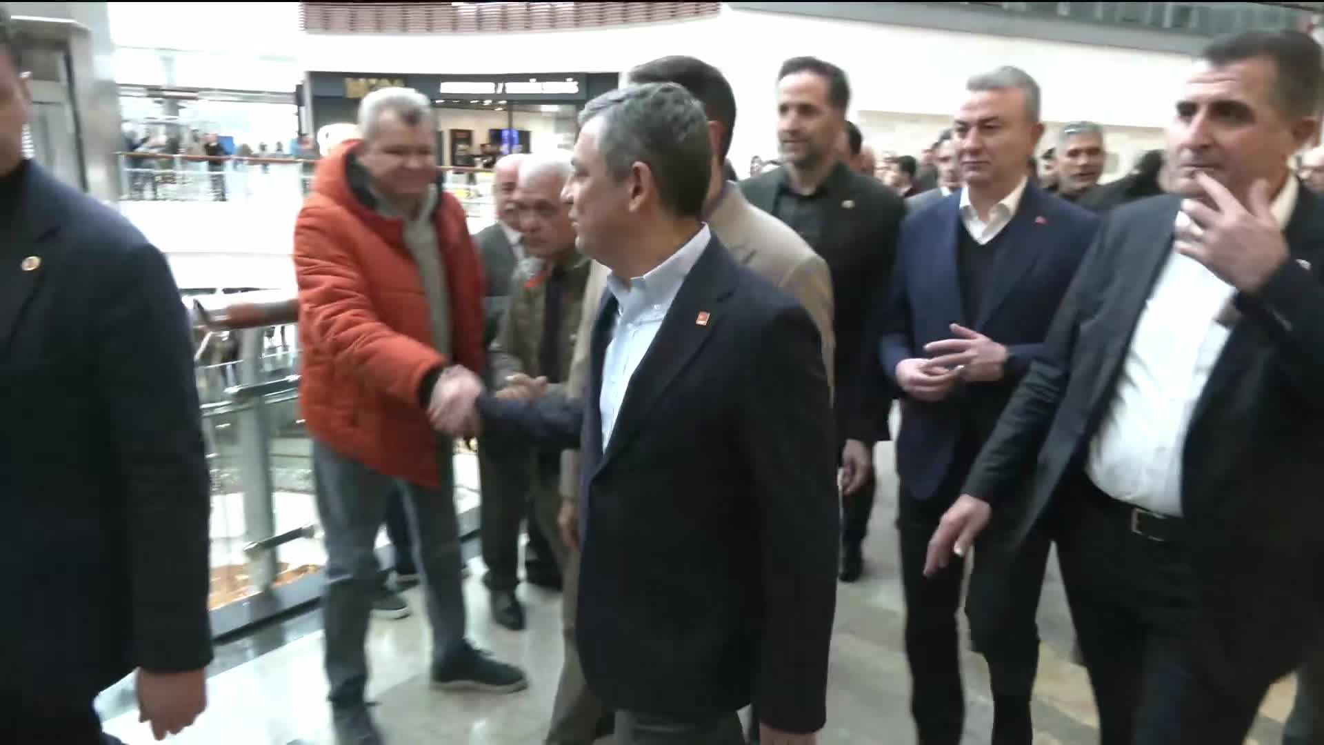 Özgür Özel, Buğra Gökce'nin kitabını imzaladı: "Rejim bizimle rekabetten korkmaktadır, hepimizin inancı bu ceberut rejimi yenecek"