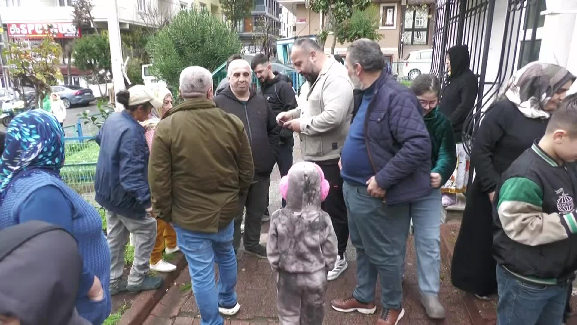 Gazi'de kışlık ihtiyaç dağıtımında izdiham yaşandı