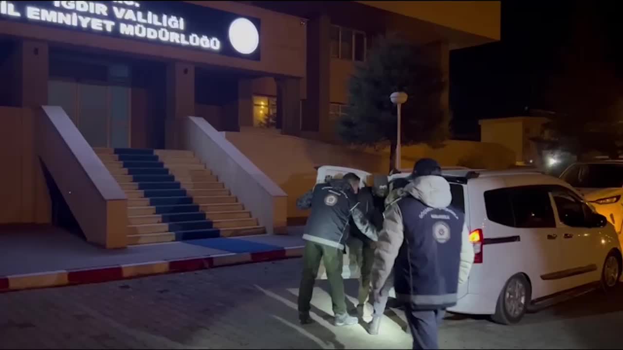 Iğdır’da hafif ticari araçta 12 düzensiz göçmen ve 2 organizatör yakalandı