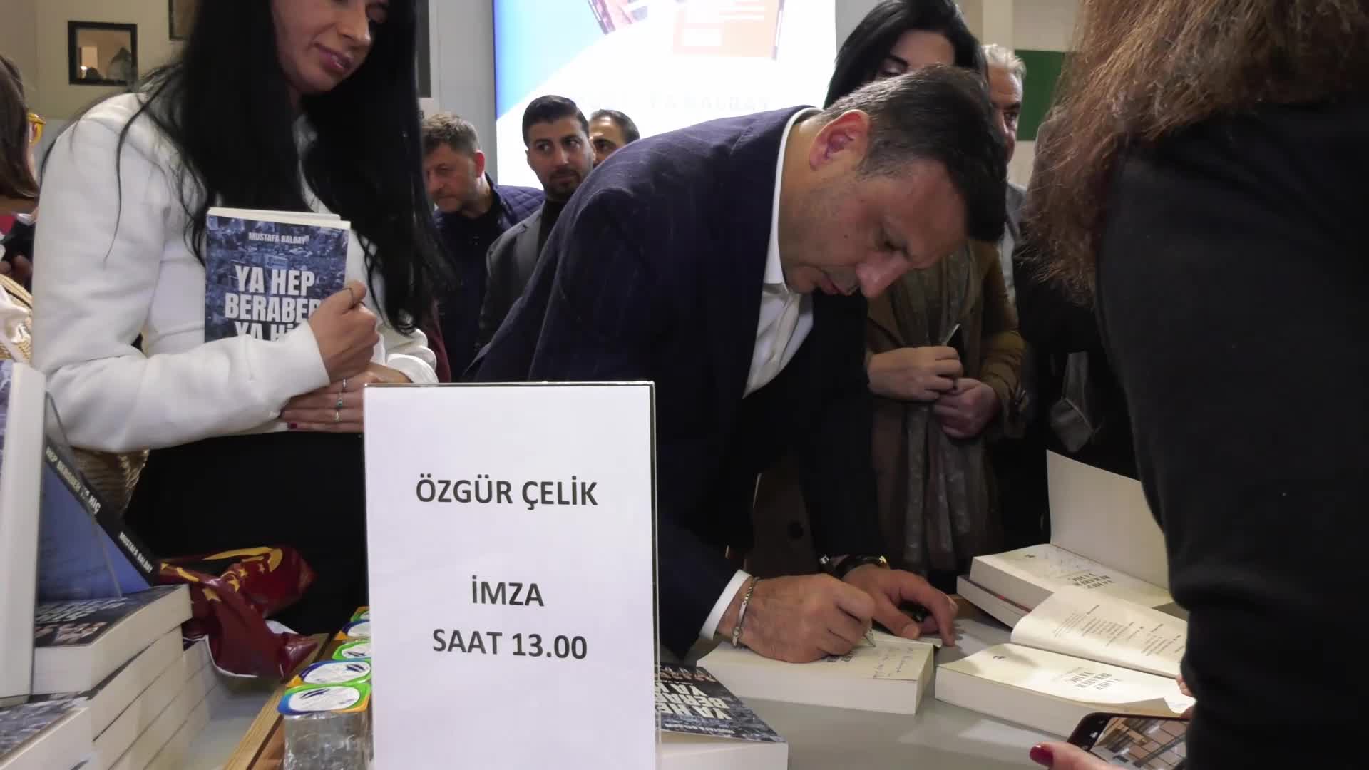 İstanbul Kitap Fuarı’nda “İmamoğlu kitapları” imza günü... Özgür Çelik: “Bu kitapların içerisinde 19 Mart direnişi ve mücadelesi var”
