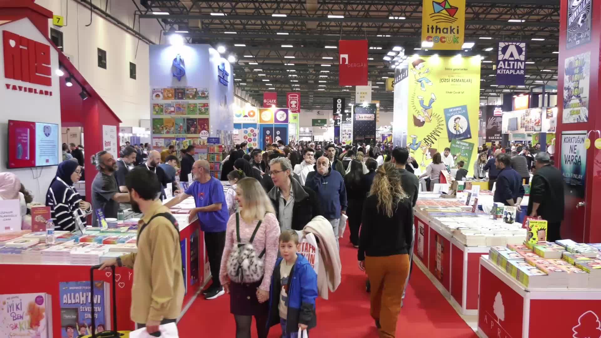 İstanbul Kitap Fuarı devam ediyor... TÜYAP Kitap Fuarları Direktörü Gürsoytrak: “200 binin üzerinde başlıkta kitap fuarda sergileniyor”