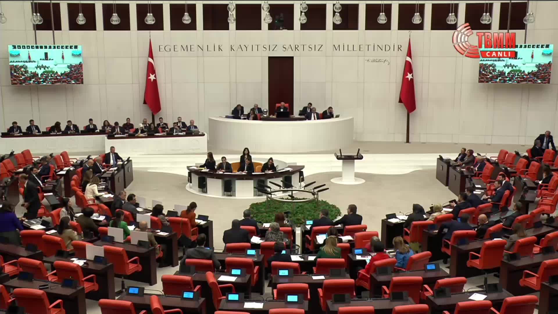 2026 bütçesi TBMM Genel Kurulu’nda... DEM Partili Koçyiğit'in sorusu üzerine Aile Bakanı Göktaş, Ulus'ta emeklilerin kaldığı otellere gittiğini söyledi