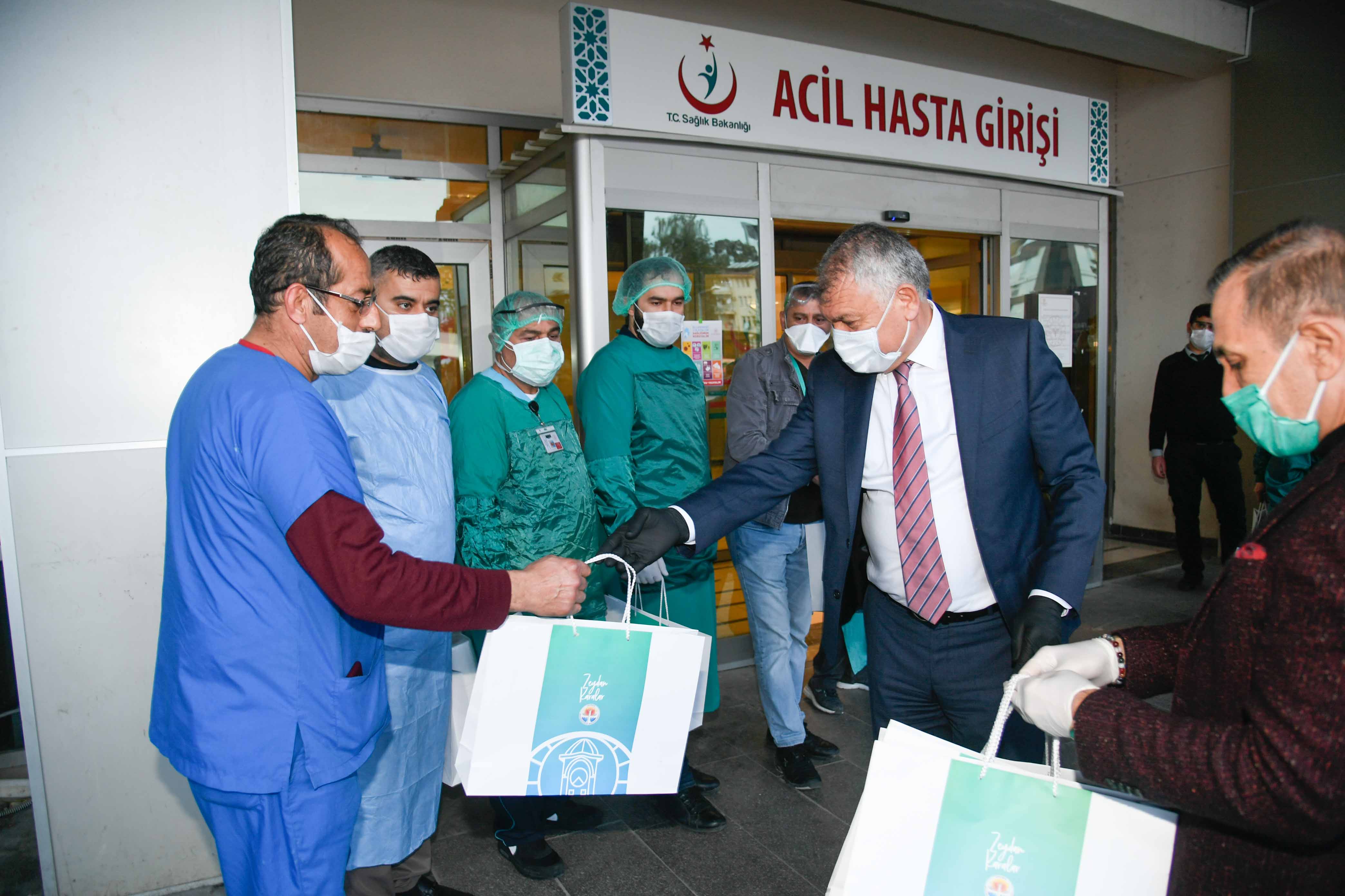 ADANA BÜYÜKŞEHİR'DEN SAĞLIK ÇALIŞANLARINA HİJYEN KİTİ