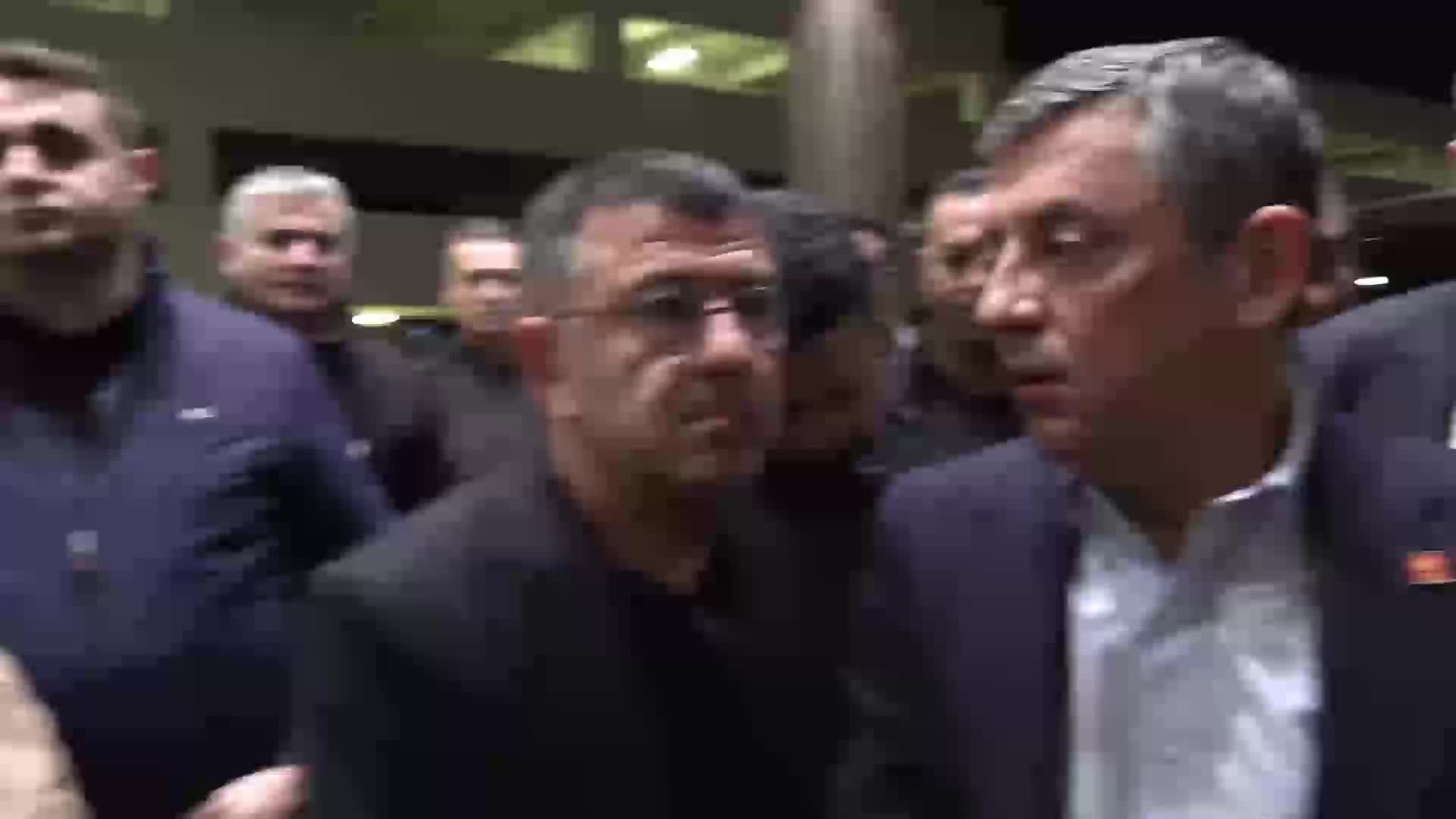 Şehzadeler Belediye Başkanı Durbay’ın vefatı... Gülşah Durbay'ın ailesini ziyaret eden CHP Genel Başkanı Özel: Kendi evladımı kaybetmiş gibiyim