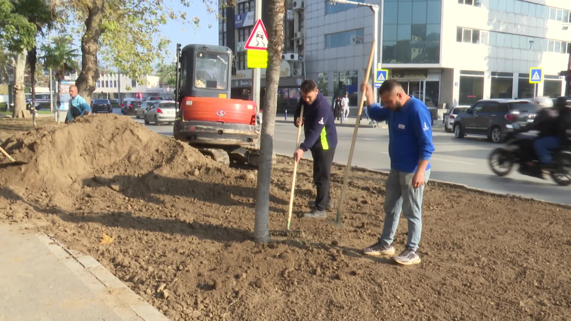 İzmir’in çehresi su tasarruflu bitkilerle güzelleşiyor