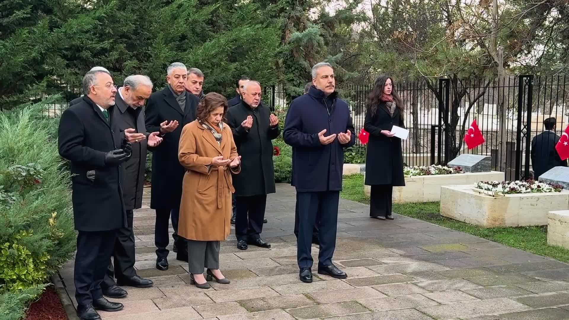 Bakan Fidan, 16.Büyükelçiler Konferansı öncesi Dışişleri Şehitliği'ni ziyaret etti