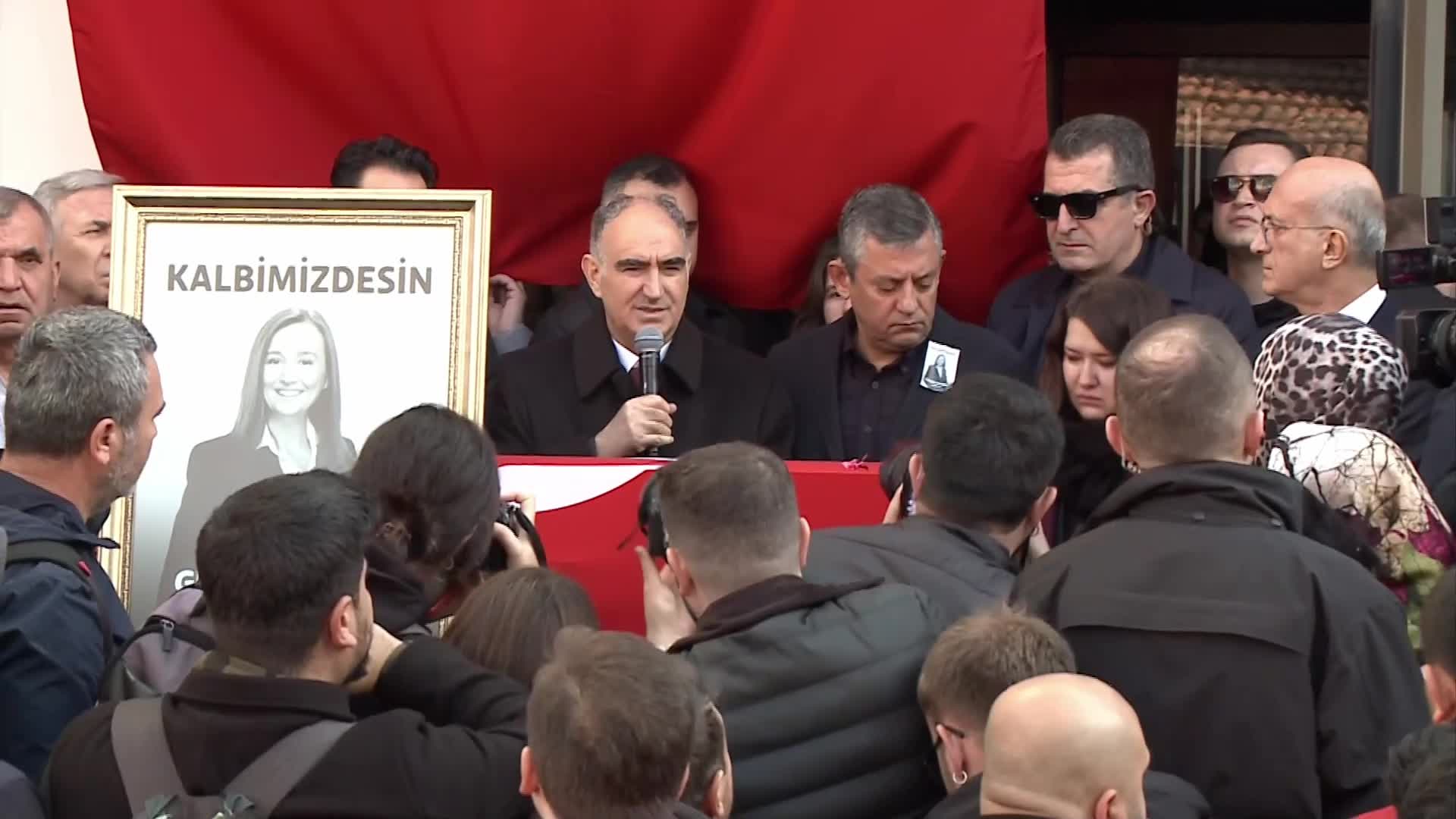 Gülşah Durbay son yolculuğuna uğurlanıyor... Manisa Valisi Özkan: "Rahatsızlığına rağmen sürekli vatandaşa hizmet edip bütün kurumlarla koordineli bir şekilde çalışıyordu"