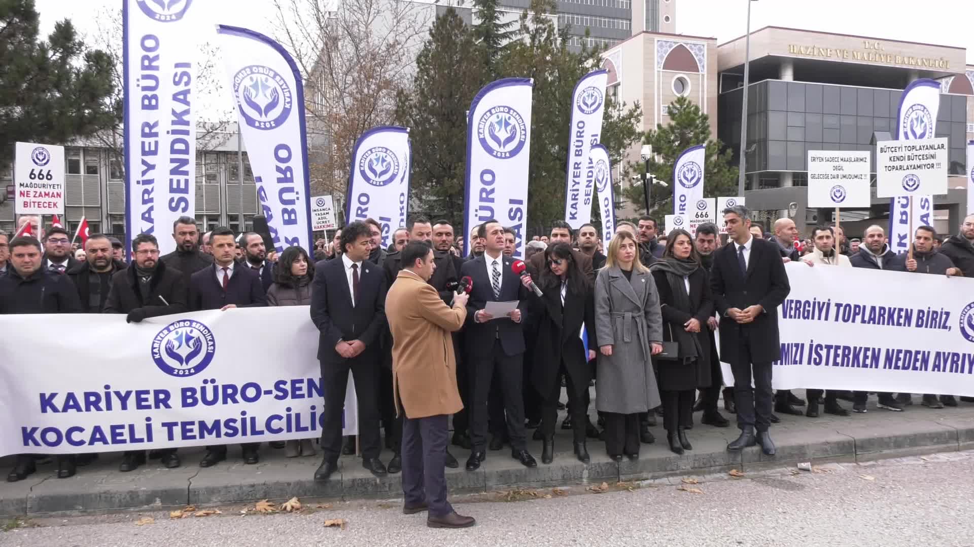 Kariyer Büro Sendikası üyeleri, Hazine ve Maliye Bakanlığı önünden seslendi: "Sistematik olarak ayrıştırılmaya, ötekileştirilmeye isyan ediyoruz"