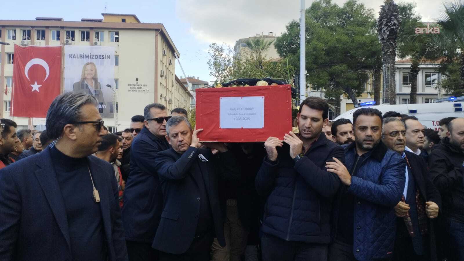 Gülşah Durbay, son yolculuğuna uğurlanıyor... Durbay için Cumhuriyet Meydanı'nda cenaze töreni düzenlendi