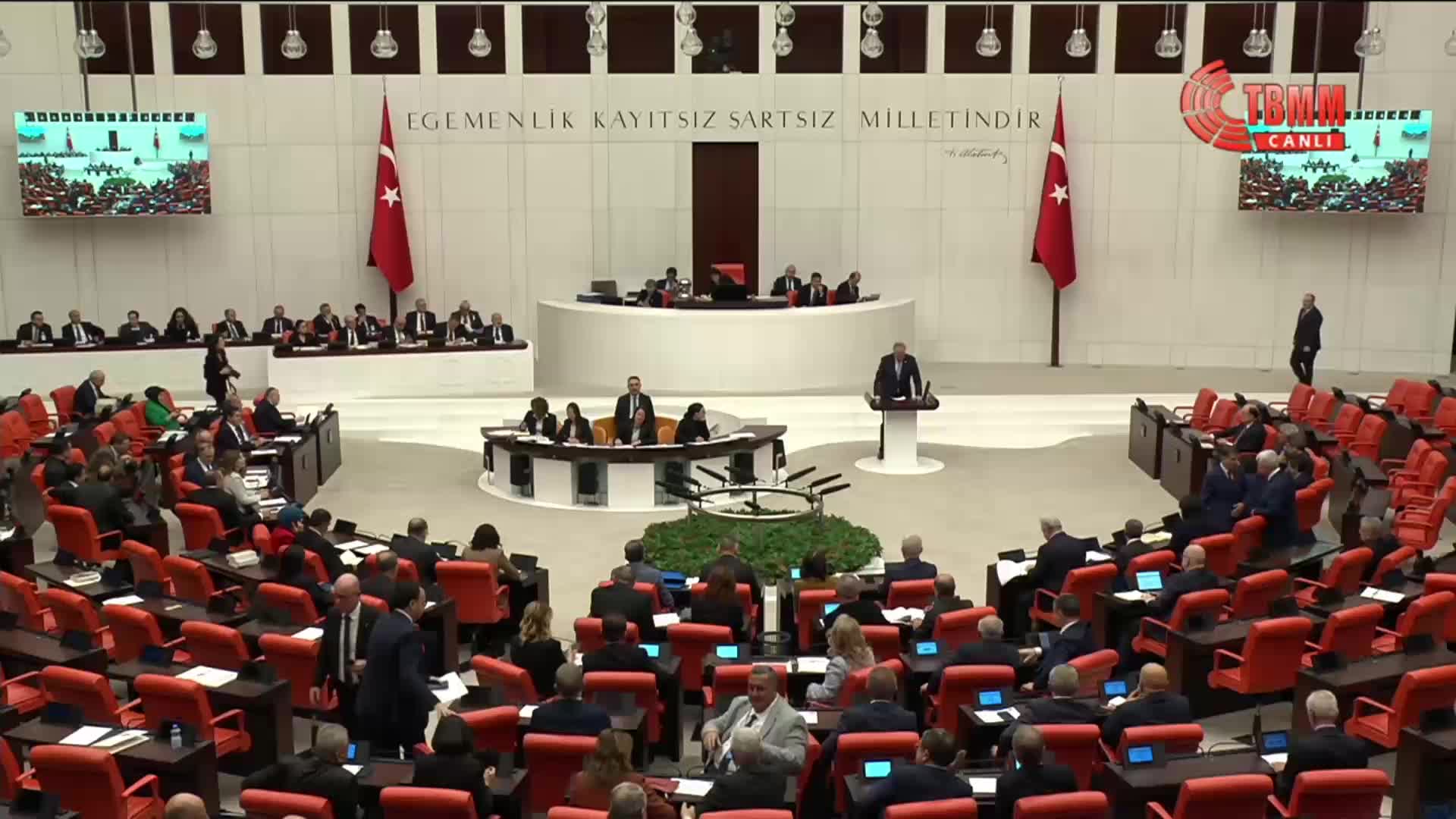 2026 bütçesi TBMM Genel Kurulu'nda... CHP'li Öztrak: Emekliler günlüğü 200 liralık odalarda hayata tutunmaya çalışırken Saray, milletin vergisini yandaşlara peşkeş çekiyor