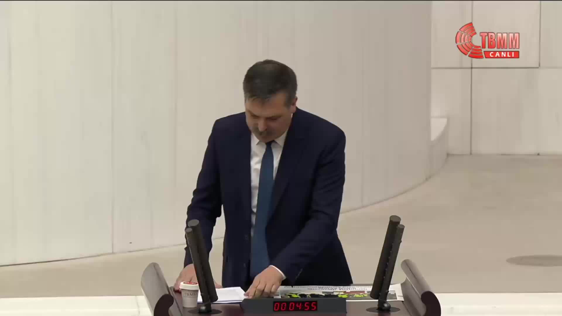 2026 bütçesi TBMM Genel Kurulu'nda... TİP Genel Başkanı Erkan Baş: Halkın ekmeğiyle oynayanlar sarayda bile huzur bulamazlar. Sarayın ışıkları mutlaka sönecek, işte o zaman bu halkın yüzü gülecek
