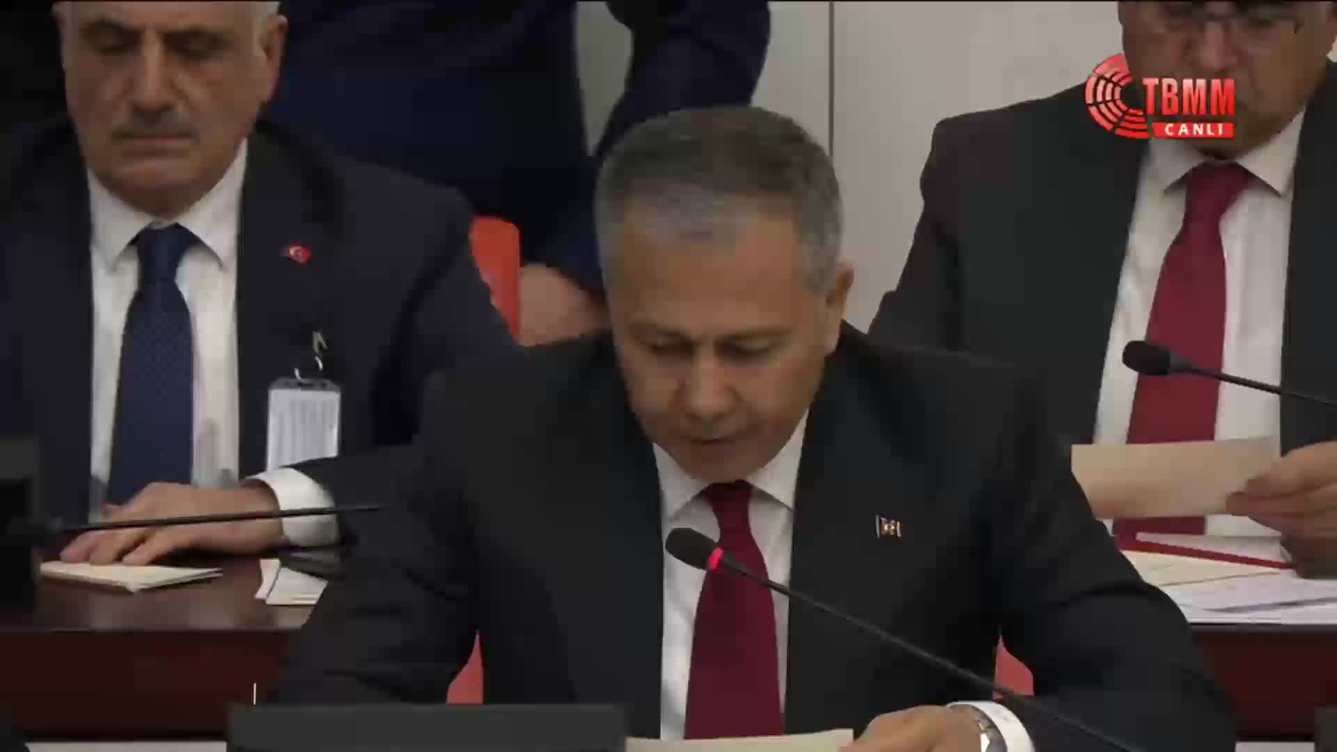 2026 bütçesi TBMM Genel Kurulu'nda... İçişleri Bakanı Yerlikaya ile CHP'li vekiller arasında "5 bin polis" tartışması