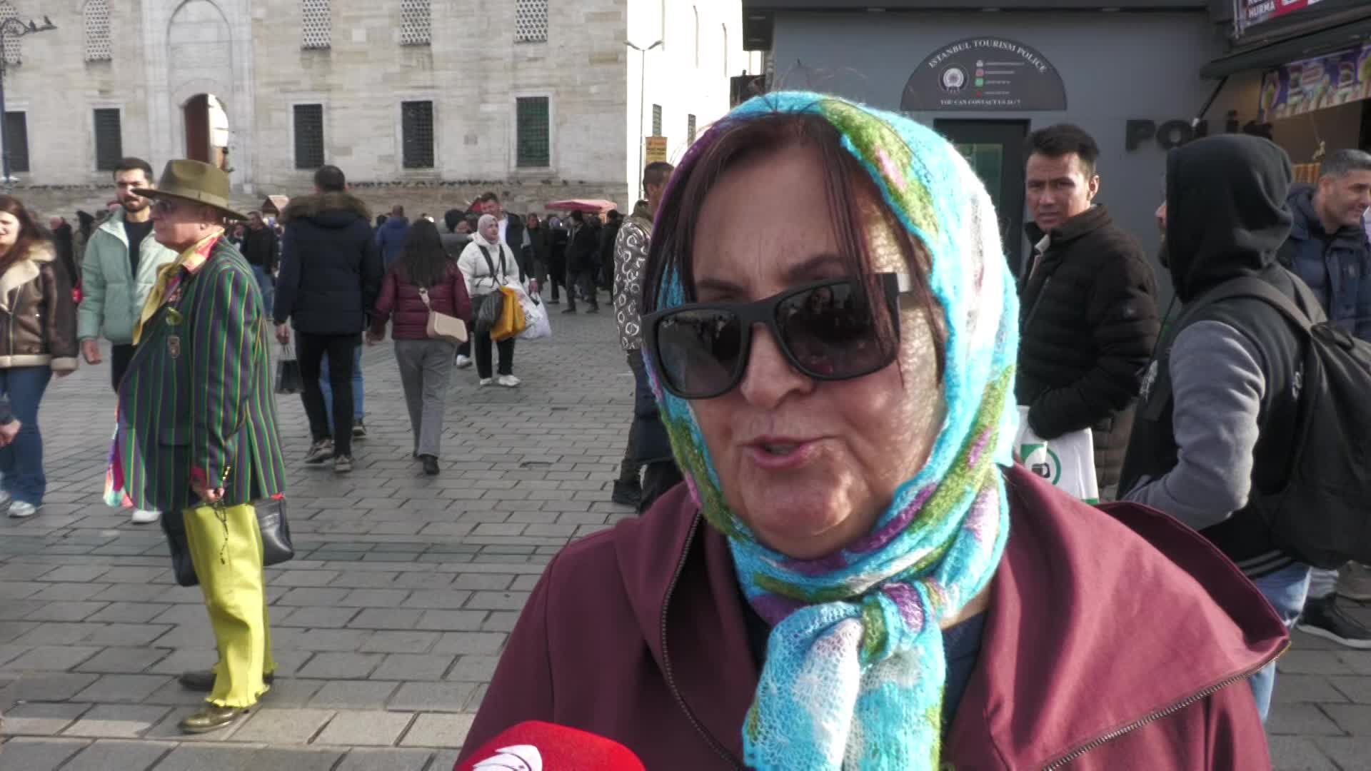 Yeni yıl öncesi Eminönü Meydanı... Yurttaşlar: Çocuklara ufacık bir hediye almaya çalışsan maaş yetmiyor... Ülke hiç bu kadar dibe vurmamıştı, korkuyorum biz de mi içeri gireceğiz diye, kimsenin özgürlük hakkı yok; sağı da, solu da içerde