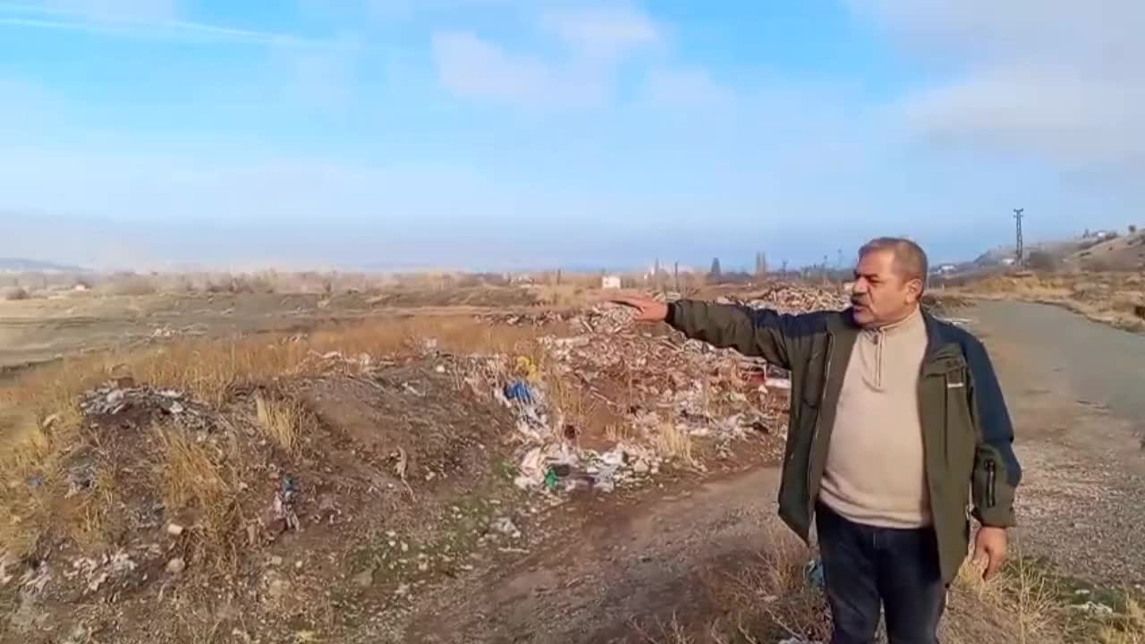 CHP Sivrice İlçe Başkanı Öztürk: " İki kum ocağı Sivrice’nin haracını yiyor. Çöplük dökülen yerlerin bile kumlarını alıyorlar"