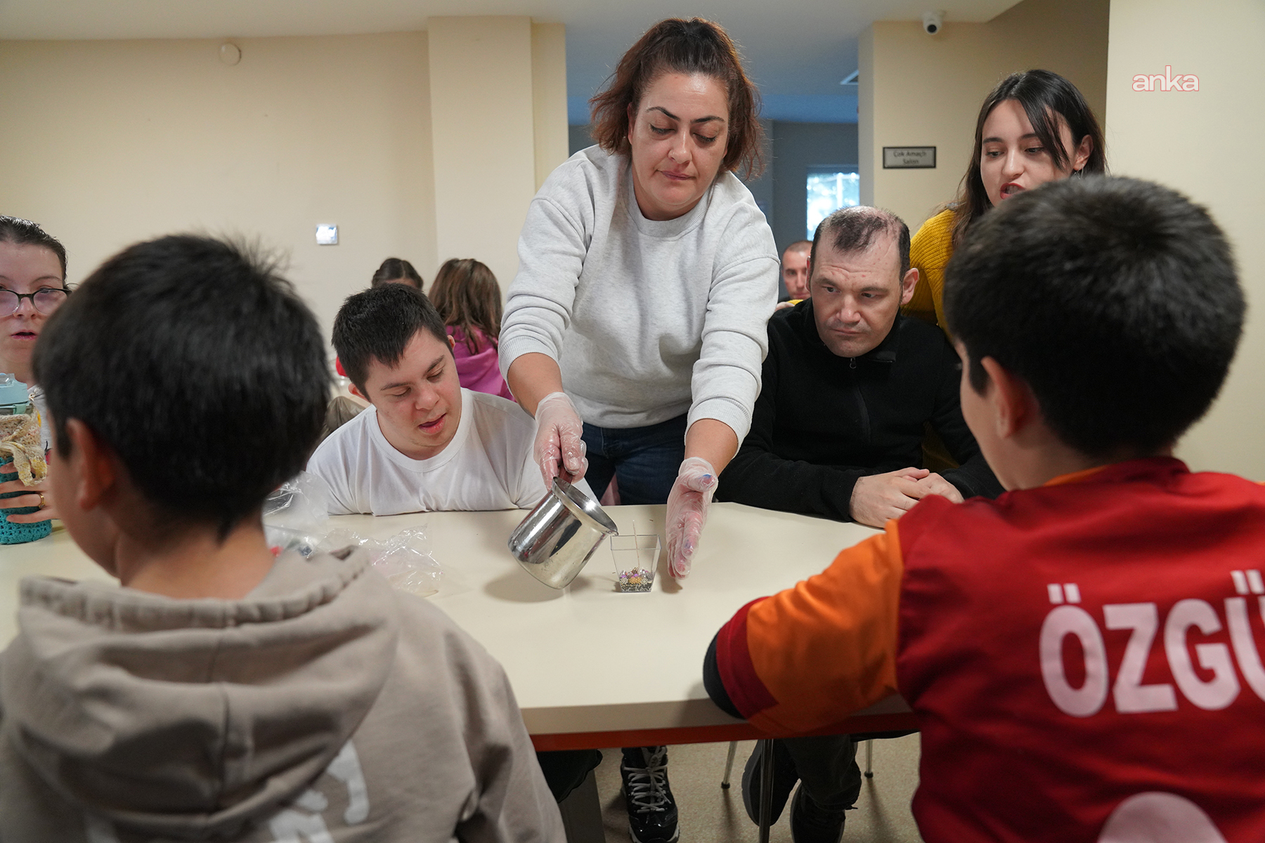Tepebaşı'nda öğrenciler, dekoratif mum atölyesinde hem üretti hem eğlendi