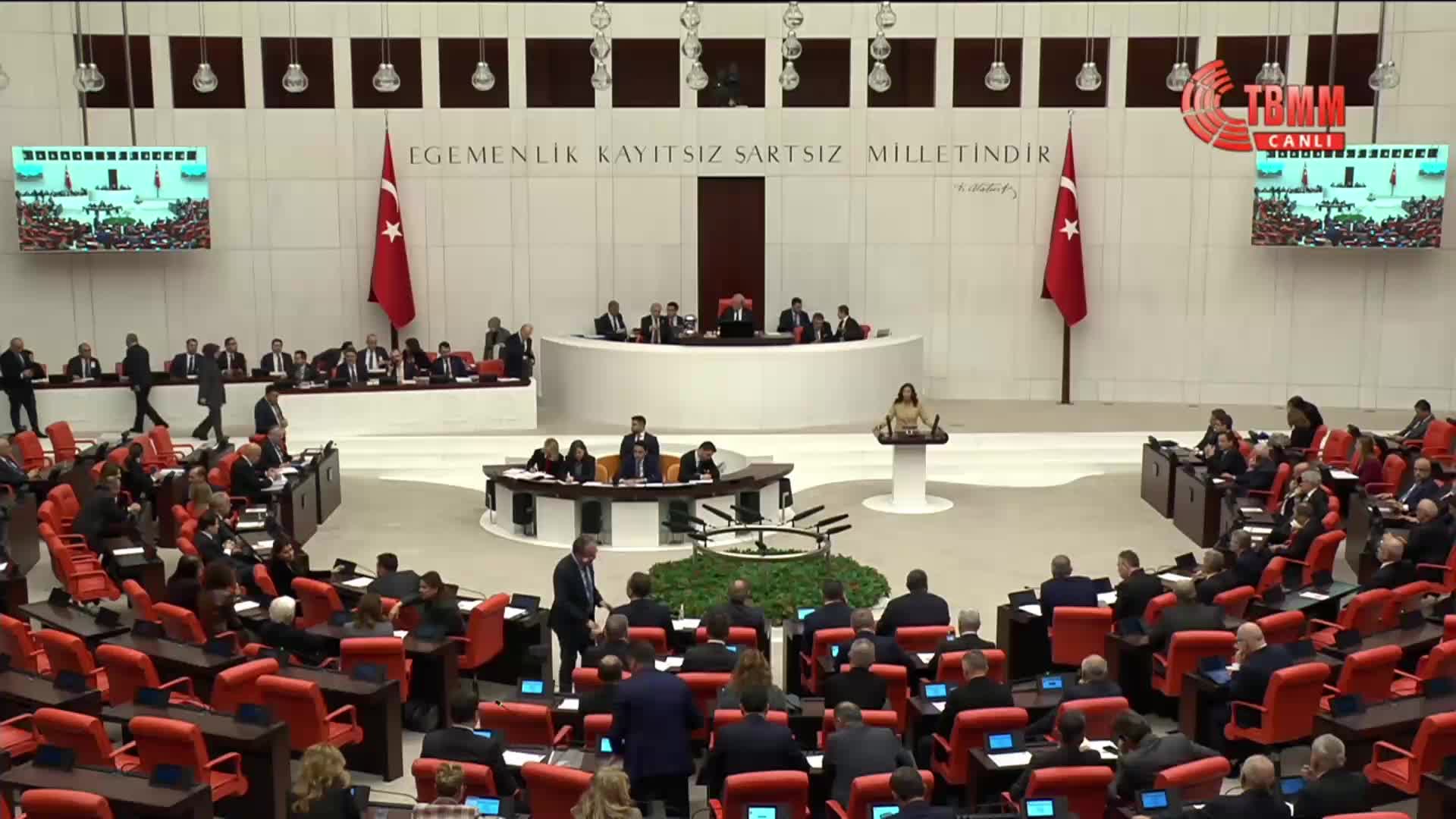 2026 bütçesi TBMM Genel Kurulu'nda... CHP'li Aygun kürsüde şemsiye açtı: "Ülkemizde kullanılmaya kullanılmaya tarihi esere dönüşecek"