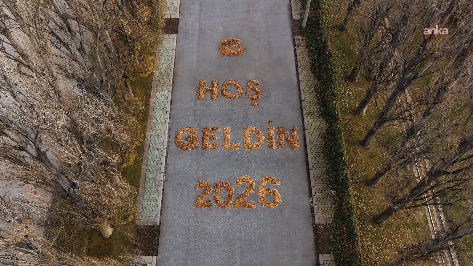Eskişehir Büyükşehir Belediyesi, Sazova Bilim Parkı'nda yapraklarla "Hoş Geldin 2026" yazısı oluşturdu