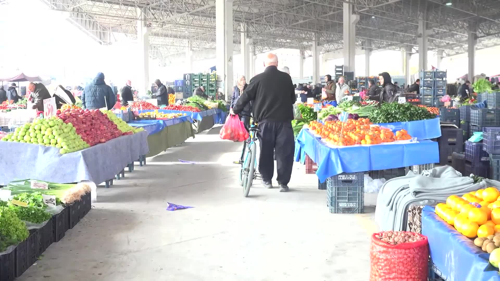Aksaray'da pazar alışverişine çıkan yurttaş: "Bir şey almadım, fiyatlar pahalı"