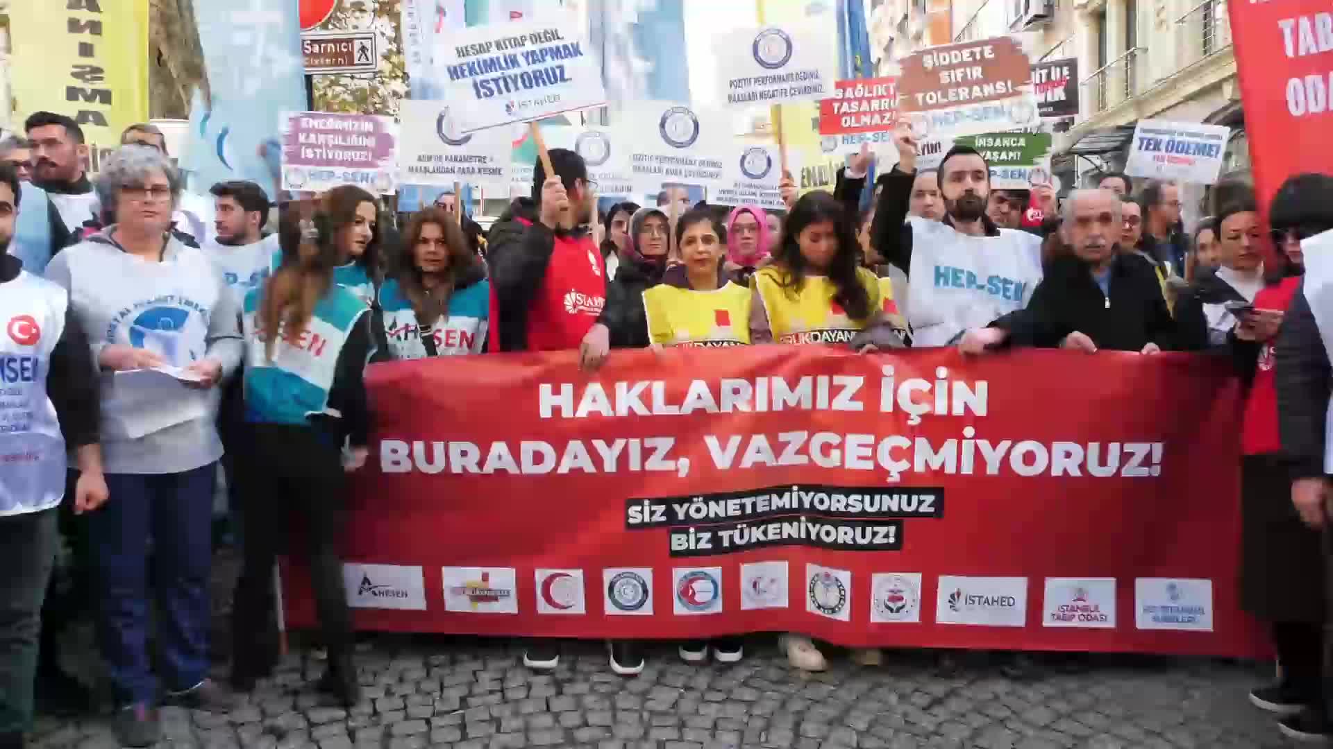 Sağlıkçılardan İstanbul İl Sağlık Müdürlüğü önünde eylem: “Sizin maaşlarınız yönetmelikle mi belirleniyor? Hukuksuz mevzuatlardan bezdik”
