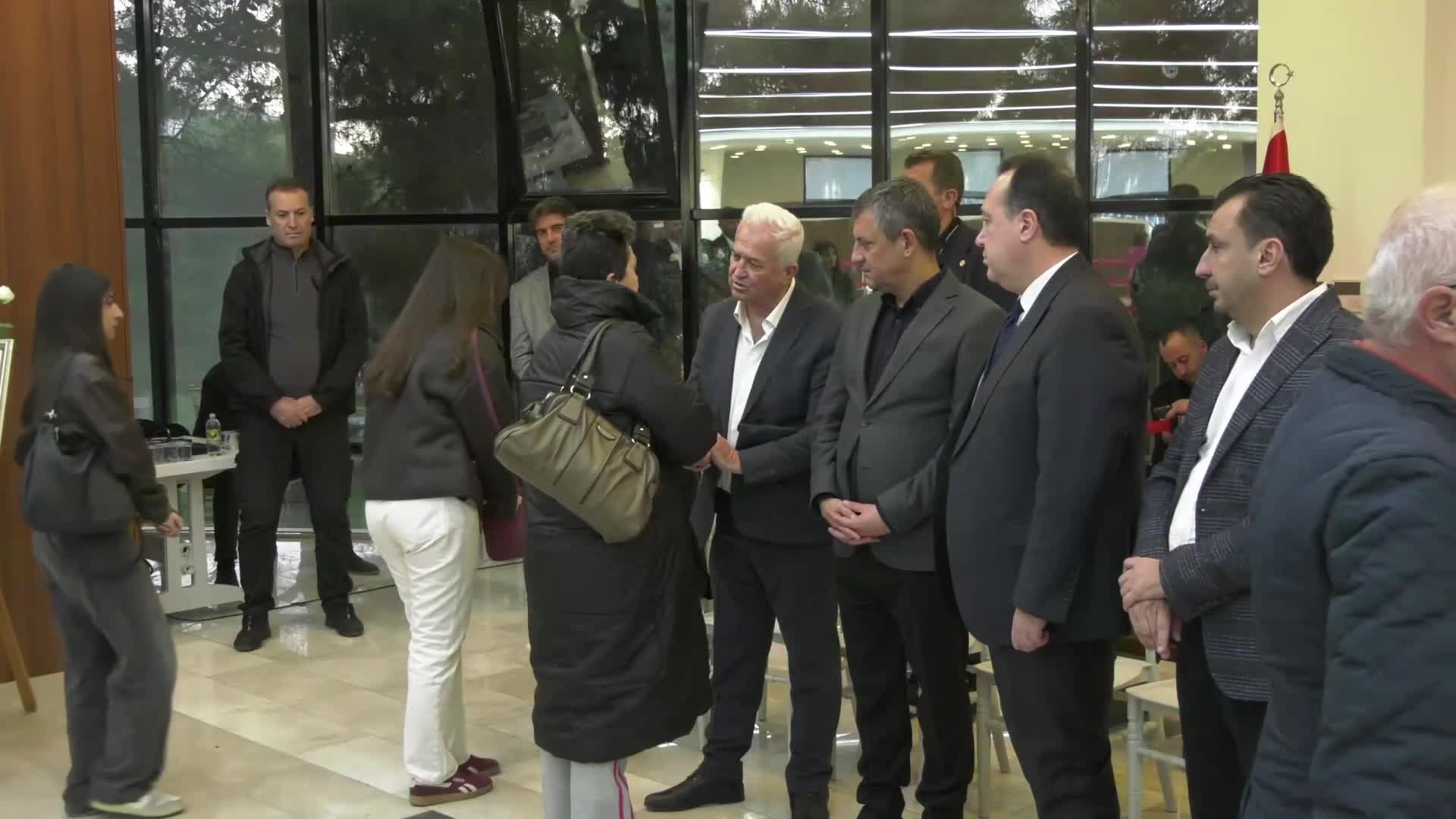 Özgür Özel ve Durbay ailesi taziyeleri kabul etti