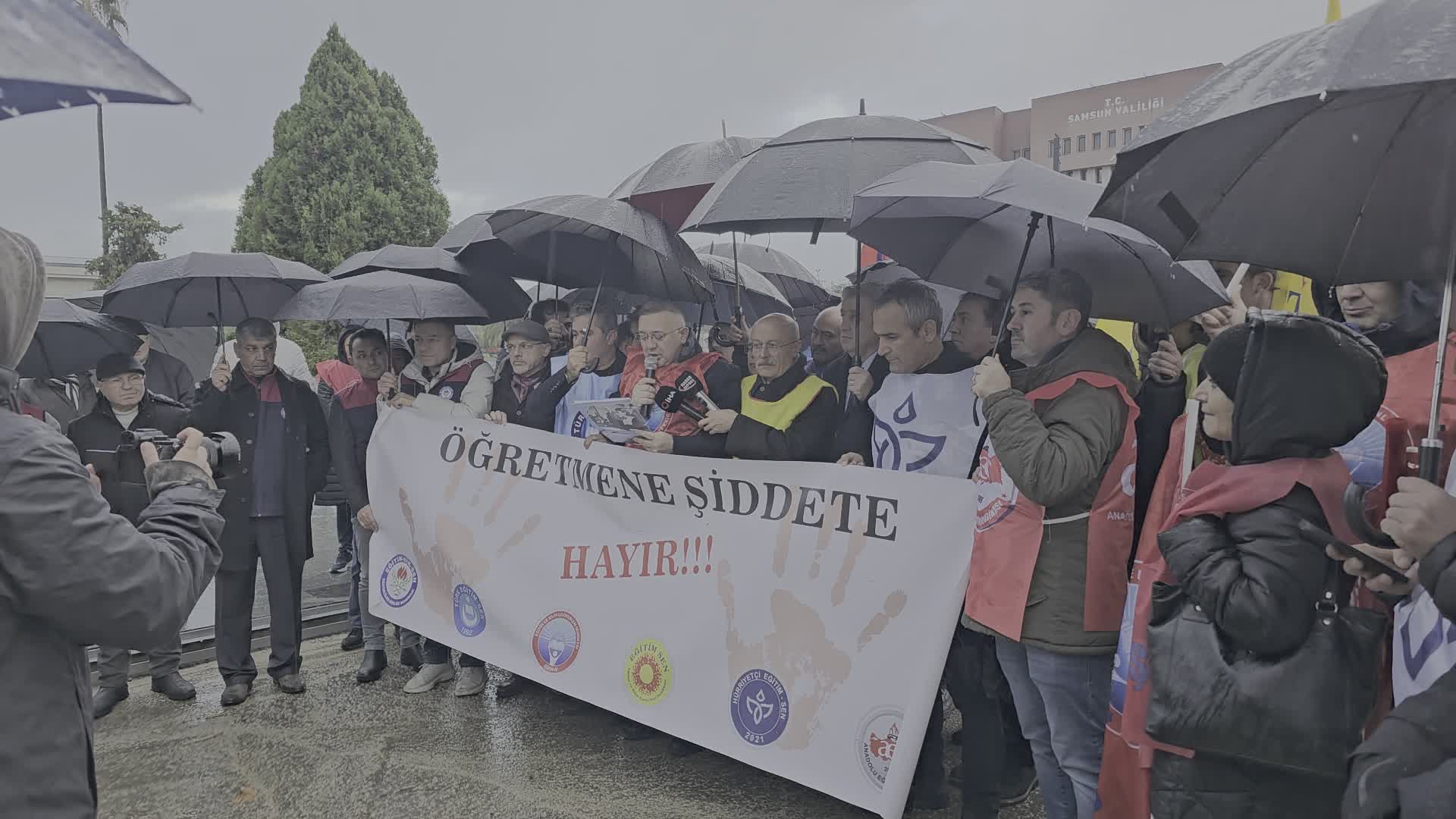 Samsun’da öğretmenlere yönelik şiddet, 6 sendika tarafından protesto edildi