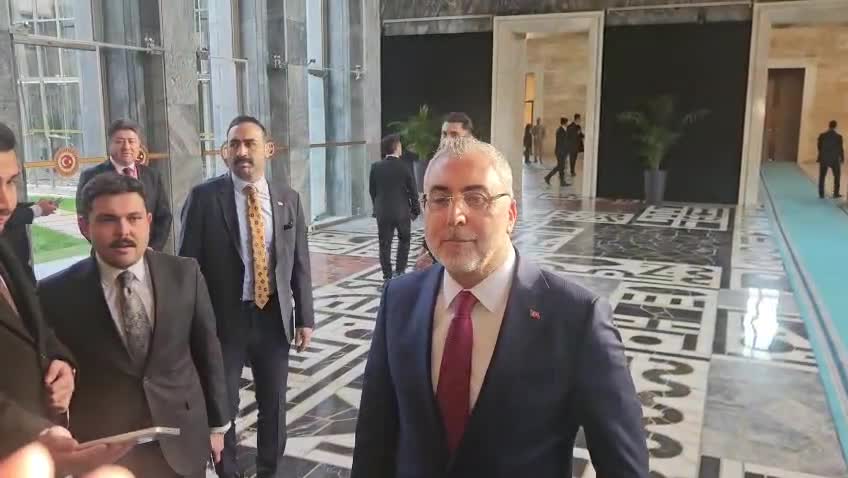 Vedat Işıkhan'dan asgari ücret açıklaması: Rakam için çok erken çünkü tarafların görüşlerini alıp komisyona değerlendirmemiz gerekiyor