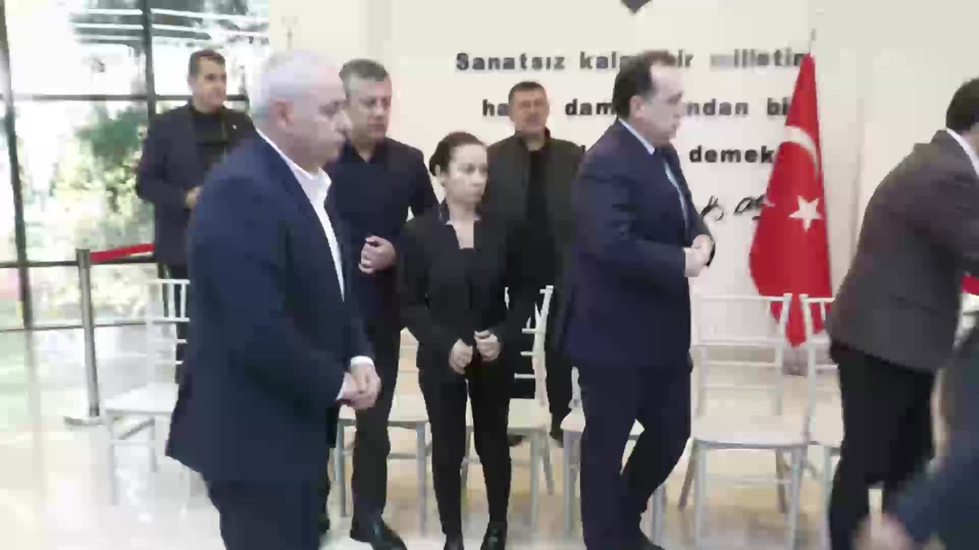 CHP Genel Başkanı Özel, Manisa'da Gülşah Durbay’ın ailesiyle taziyeleri kabul ediyor