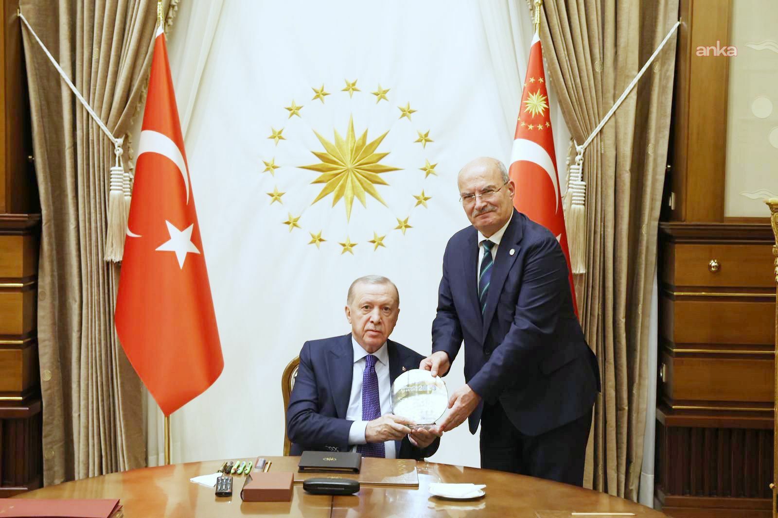 ATO Başkanı Baran, ATONET Akıllı Asistan projesiyle elde edilen 'dünya birinciliği' ödülünü Cumhurbaşkanı Erdoğan’a takdim etti